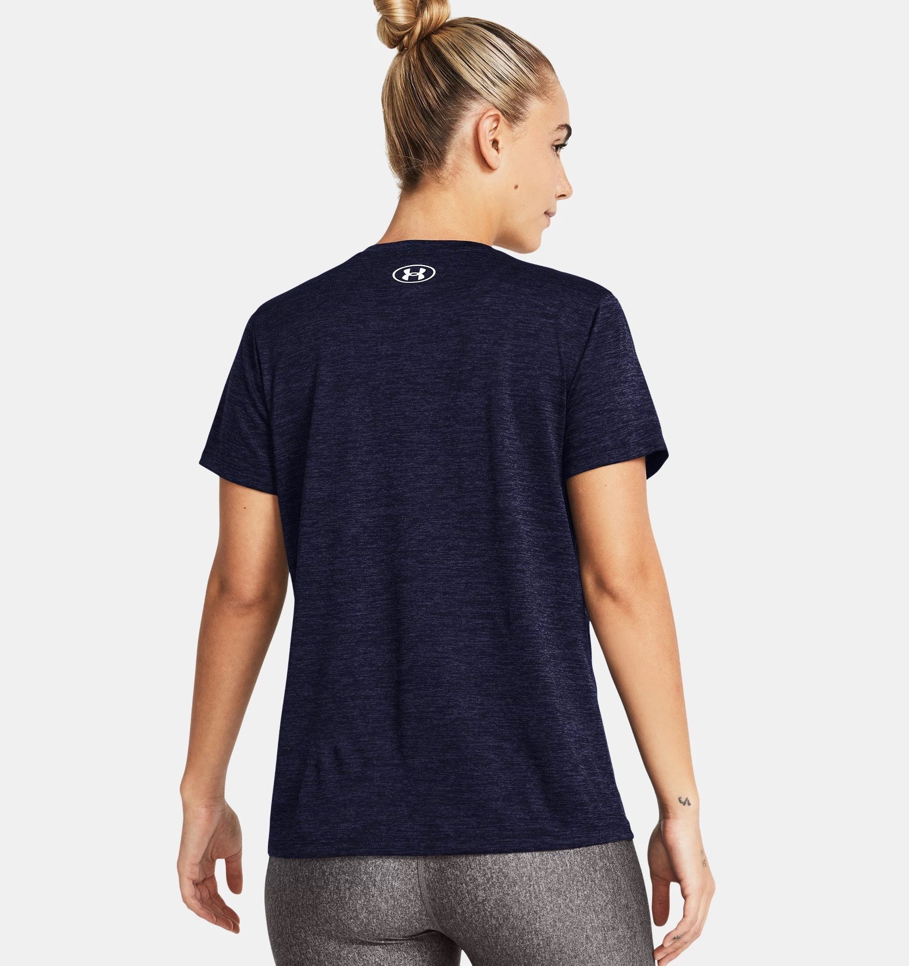 Under Armour® Trainingsshirt TECH SSV- TWIST mit V-Ausschnitt, Kurzarm-Design, schnell trocknend, atmungsaktiv