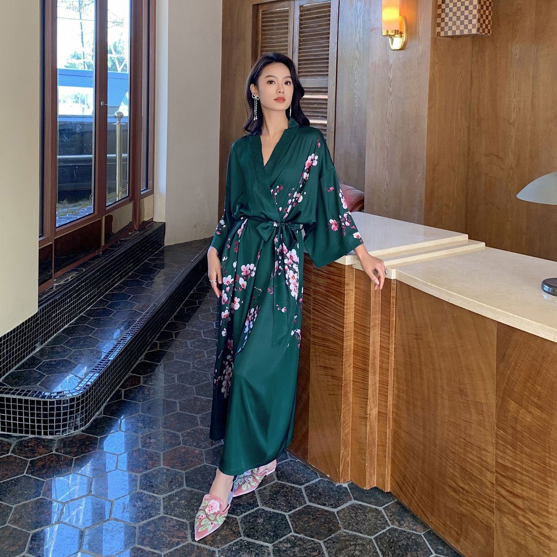 Vivi Idee Morgenmantel Schlafmantel Bademantel kimono lang leicht satin Einheitsgröße, Prunus mume