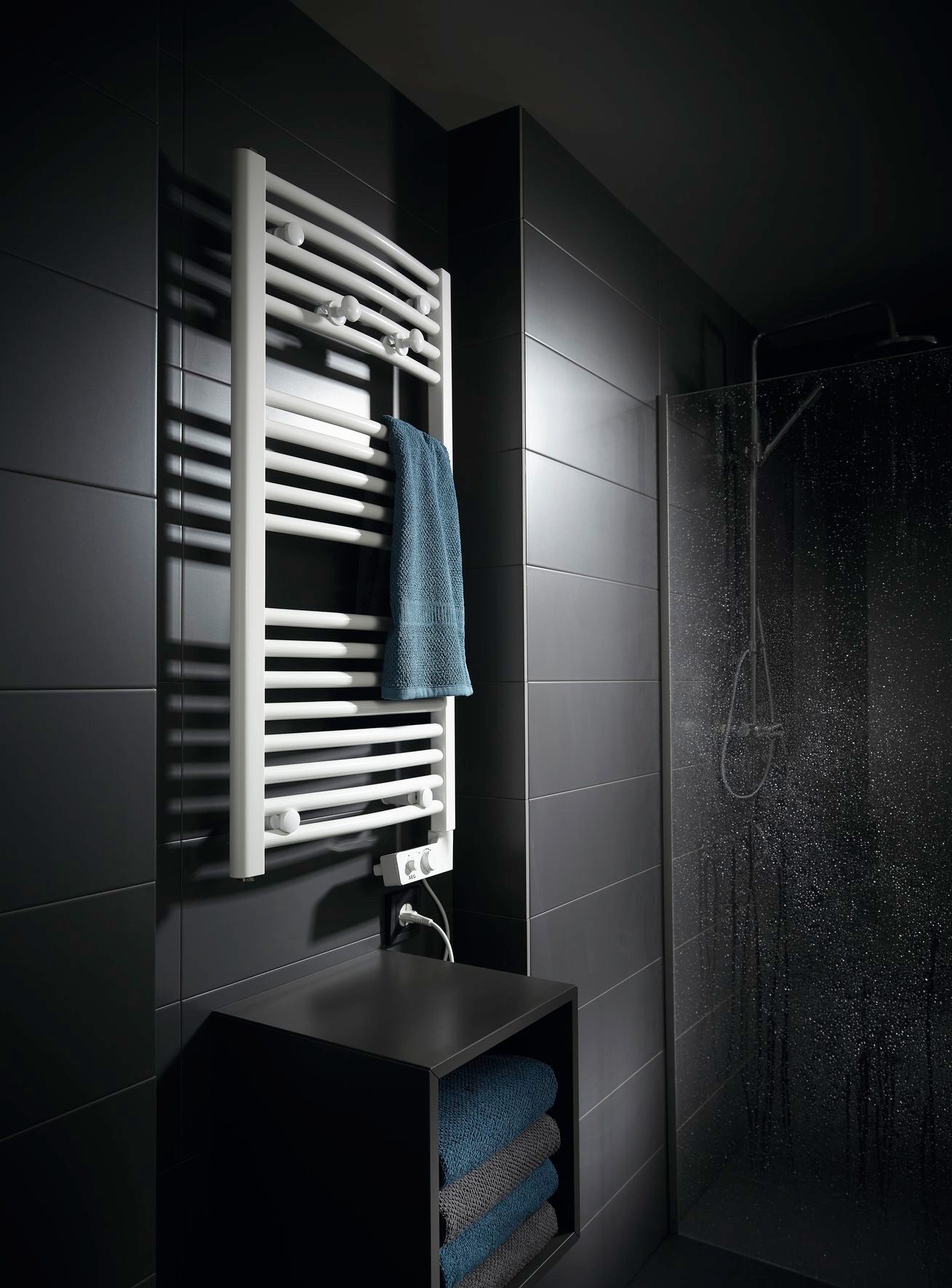 AEG Haustechnik Badheizkörper BHG 505 W, 0,5 kW, weiß, Steckerfertig, LED