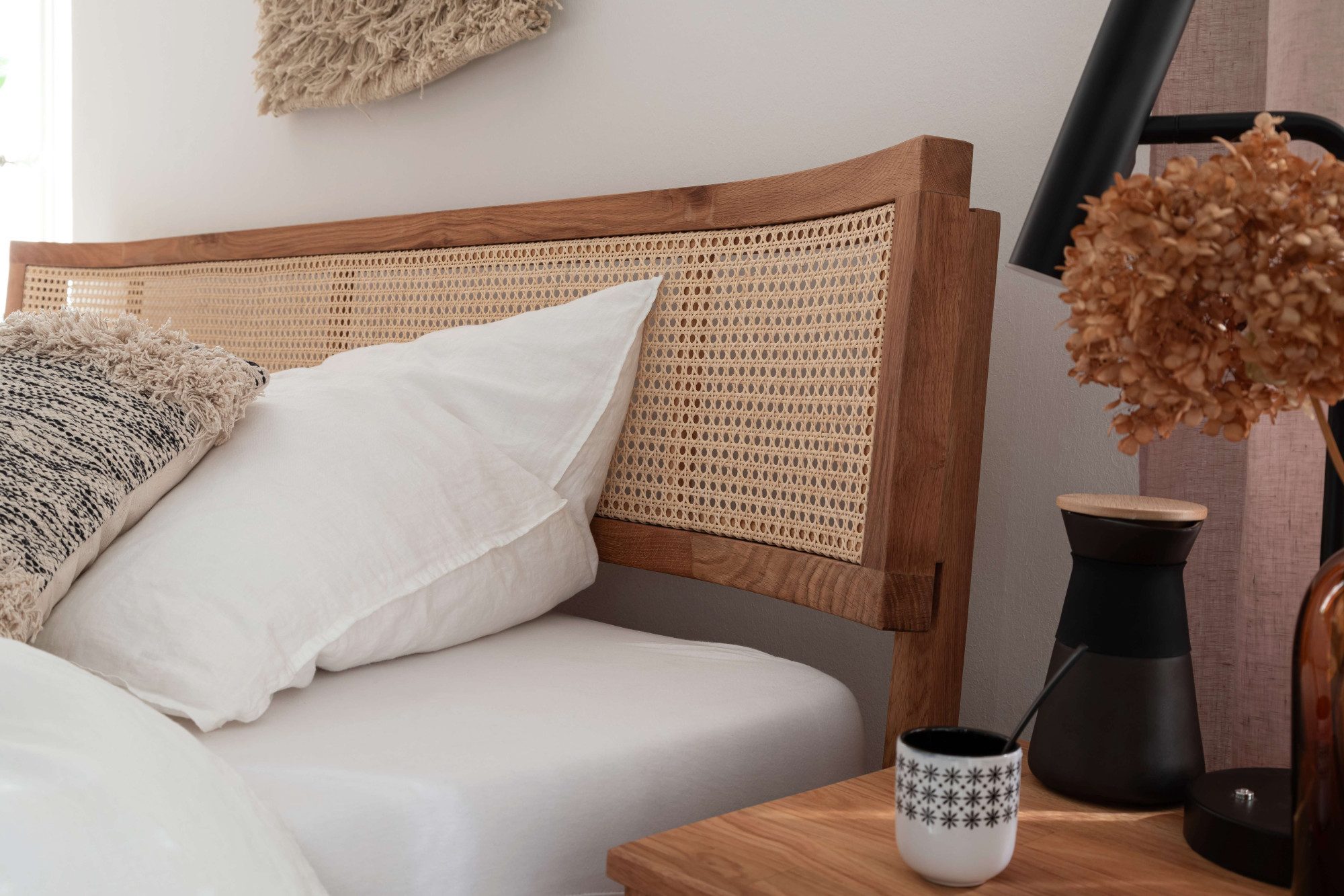 Home affaire Bett Hällevik Doppelbett, Massivholzbett, Massive FSC®-zertifizierte Eiche geölt, Kopfteil mit Wiener Geflecht