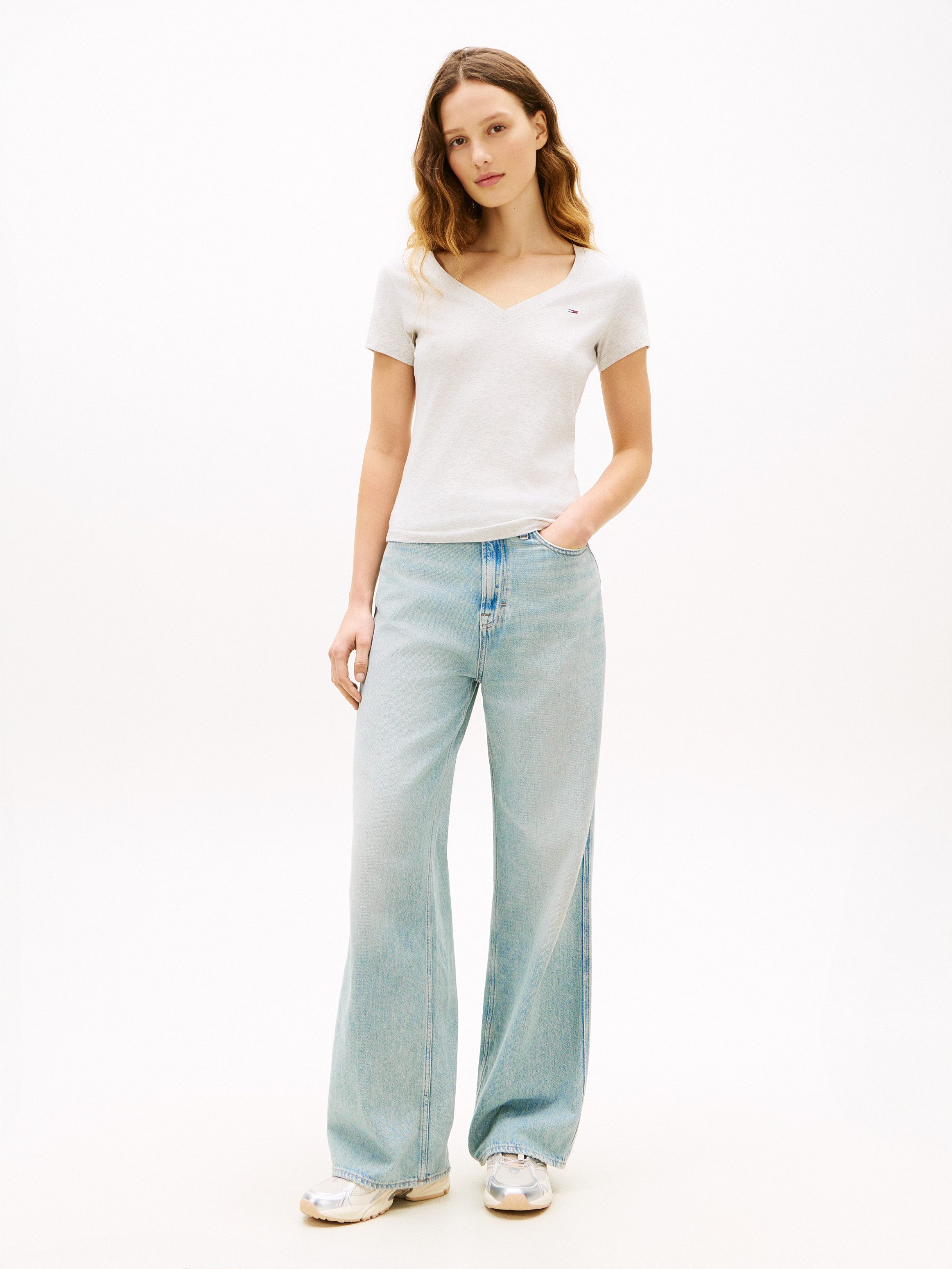 Tommy Jeans Kurzarmshirt TJW SLIM V-NECK TEE mit Logo-Stickerei