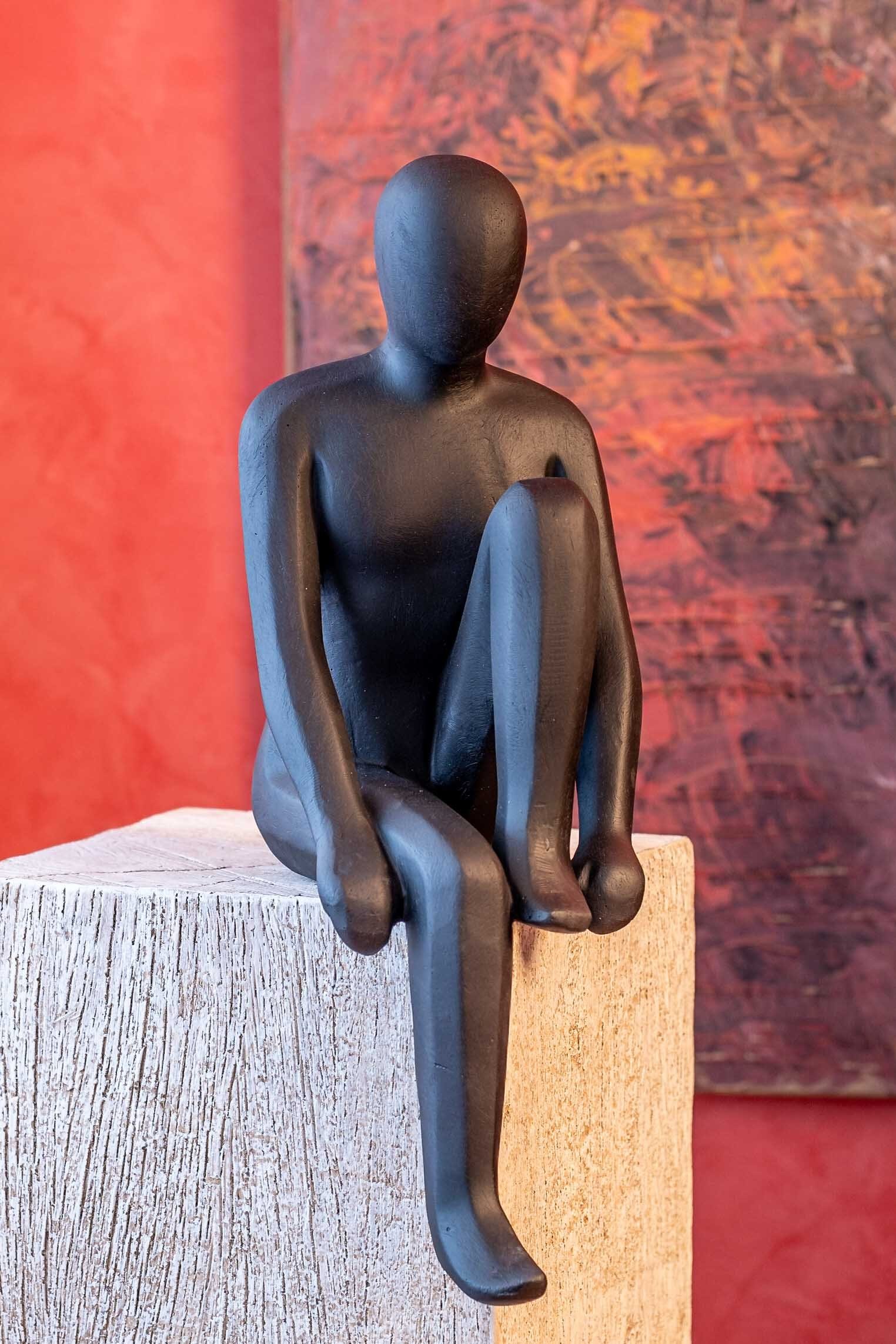IDYL Dekofigur »IDYL Moderne Skulptur Figur Sandsteinguss "Sitting Man"«,  Moderne Figur "Sitting Man". Durch die Schlichtheit ein besonders  gelungenes Dekorationsstück für den Wohnbereich oder auch Garten bzw.  Terrasse. Das Material ist frostfest