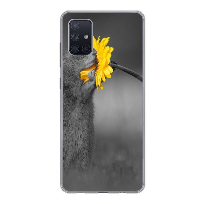 MuchoWow Handyhülle Schwarz-Weiß-Foto eines Eichhörnchens das an einer Blume schnüffelt Phone Case Handyhülle Samsung Galaxy A71 Silikon Schutzhülle