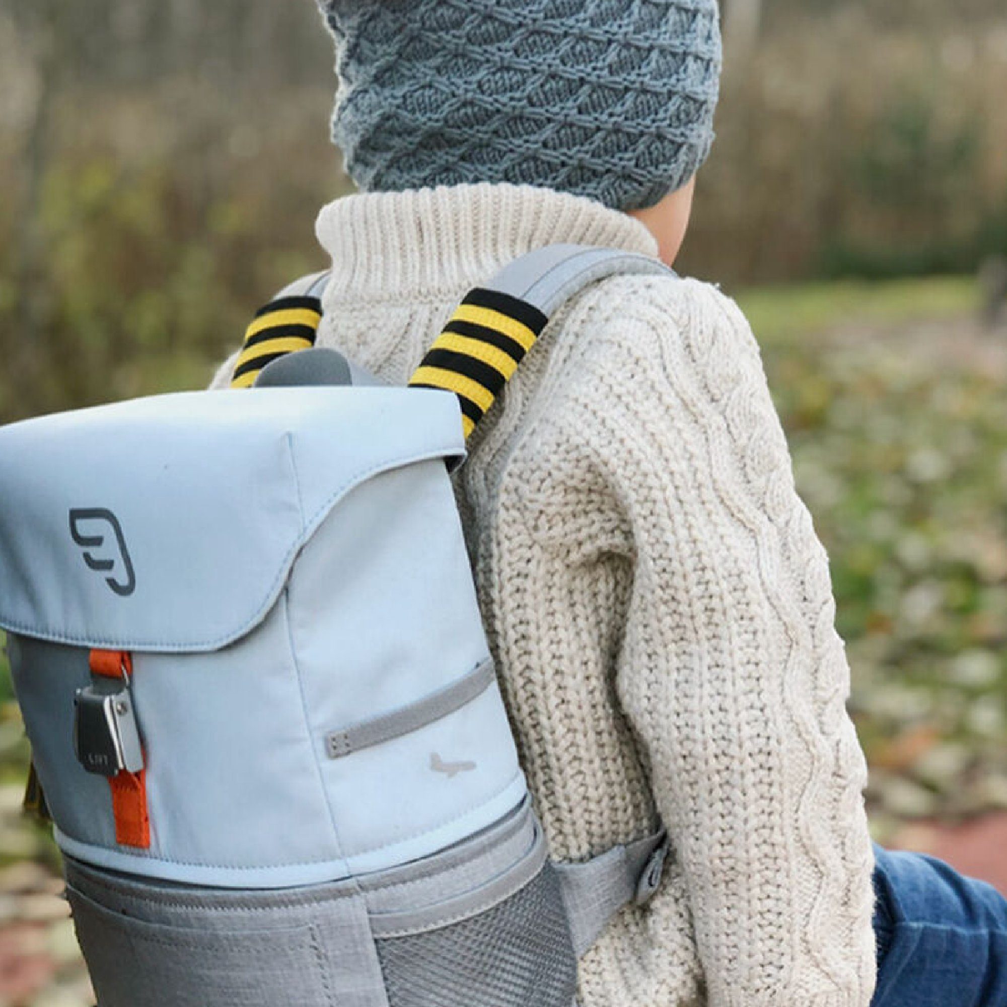 - 7 für 2 JetKids Kinder Backpack Rucksack Jahre kindgerechten by White Erweiterbarer Reise-Design im Kinderrucksack von Stokke Crew bis Stokke