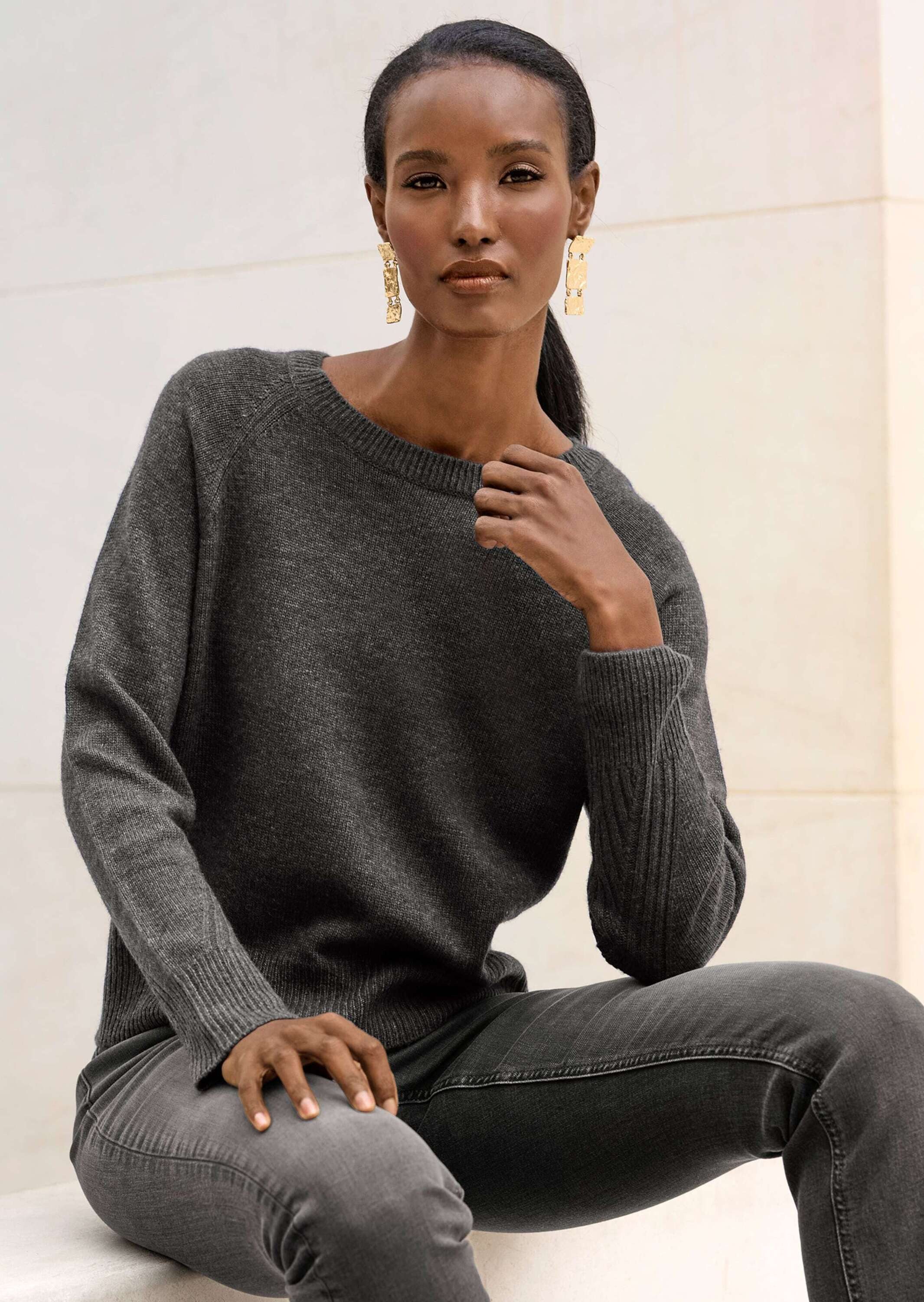 MADELEINE Strickpullover Feiner Rundhals-Pullover, Raglanärmel Uni-Design trifft auf modernen U-Boot-Ausschnitt