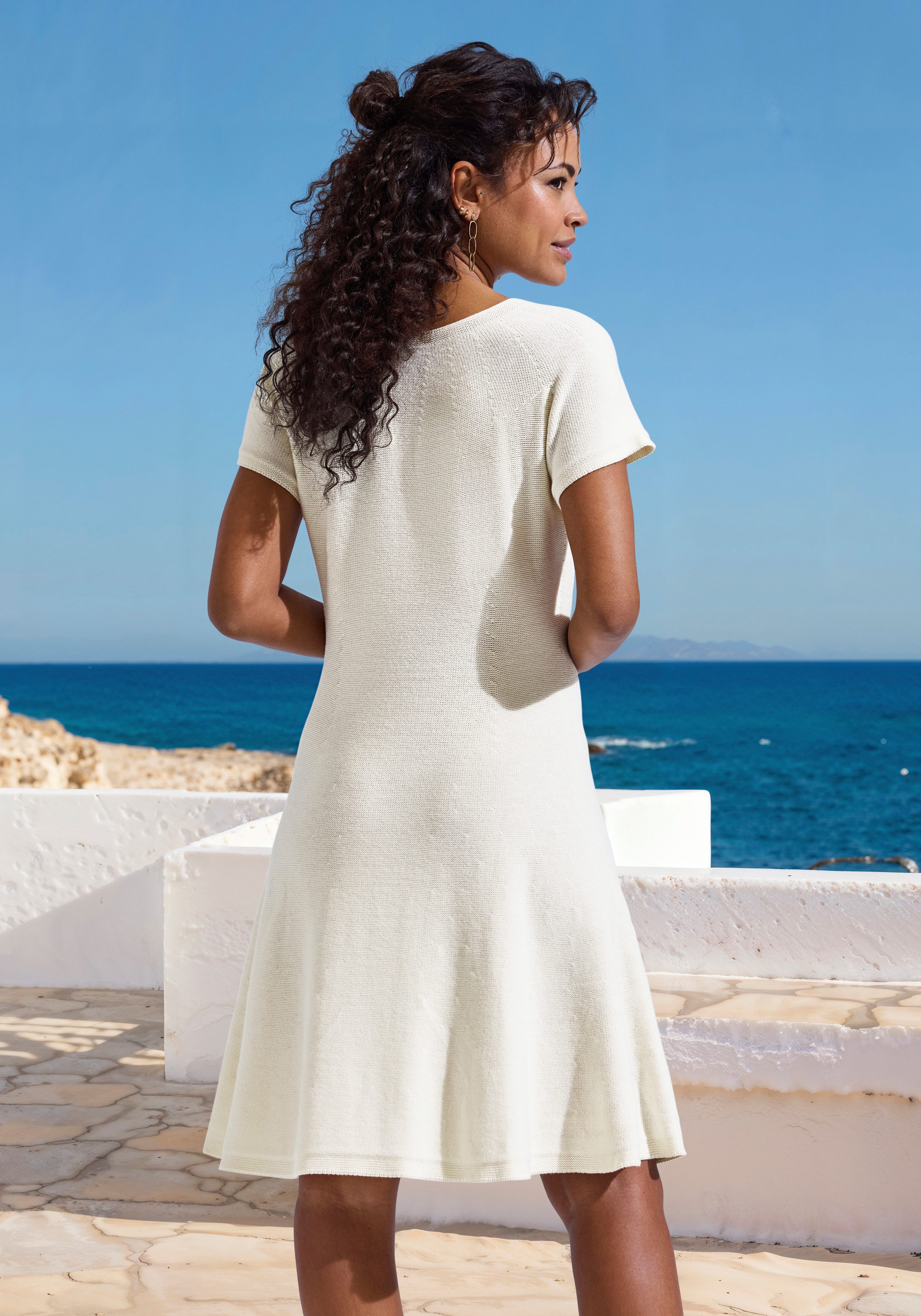 LASCANA Strickkleid aus hochwertigem Feinstrick, nahtloser Strick, superelastisch kurzes Kleid ohne störende Nähte, Kleid aus softem Baumwoll-Viskosemix – Bild 3 von 5