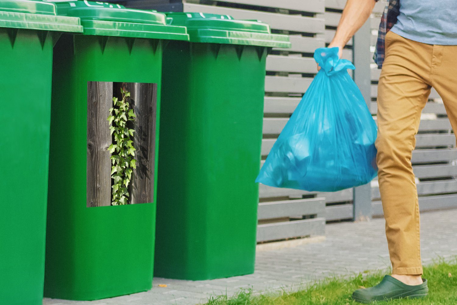 Hedera hellgrüne Holzzaun Container, einem MuchoWow Mülltonne, Wandsticker Sticker, (1 Abfalbehälter Eine St), Mülleimer-aufkleber, auf