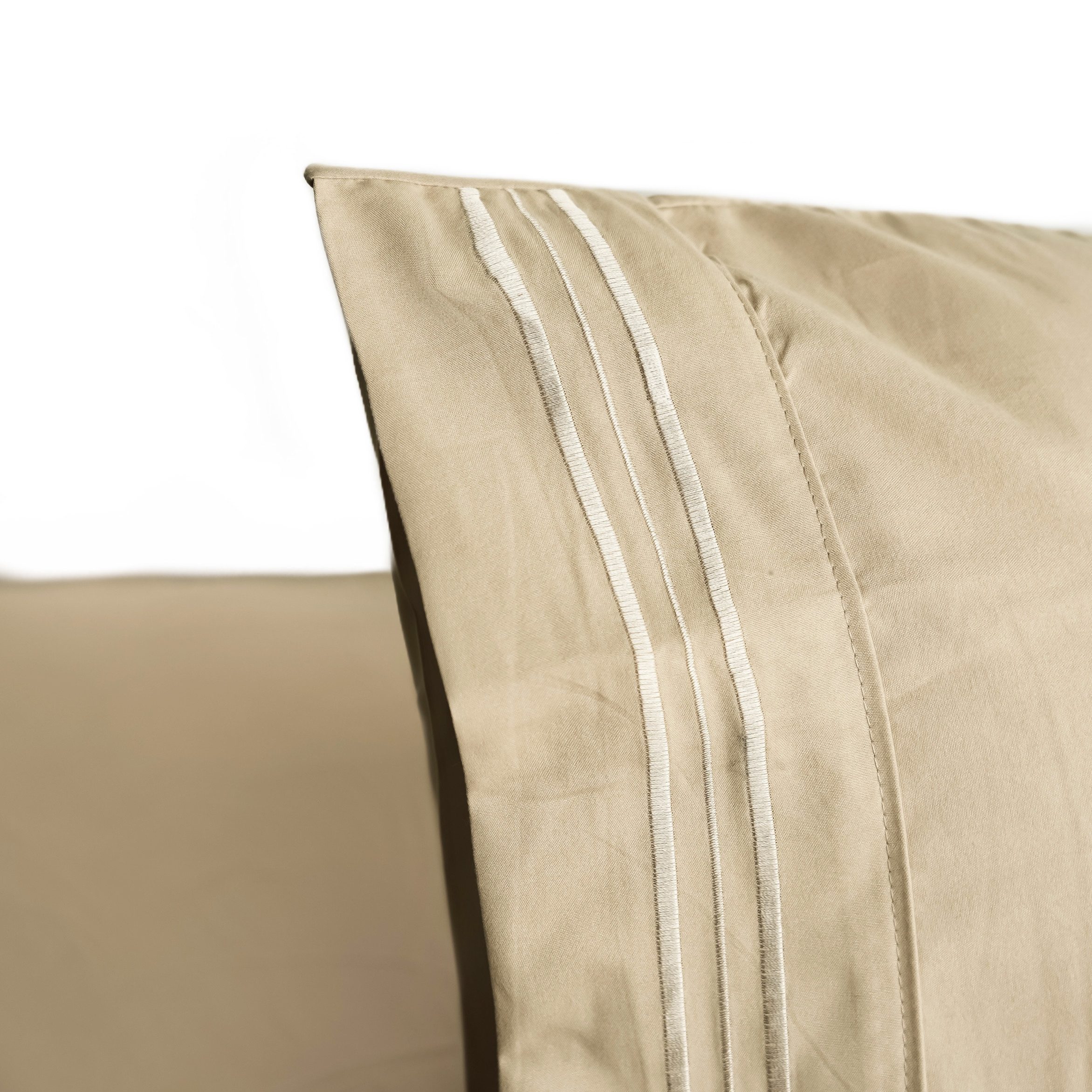 Almina Bettwäsche 200 x 220 cm mit 2 Kissenbezüge 50 x 70 cm - 4-teilig für 2 Personen, Polyester, 4 teilig, angenehmes Hautgefühl, mit Reißverschluss, 100% Polyester