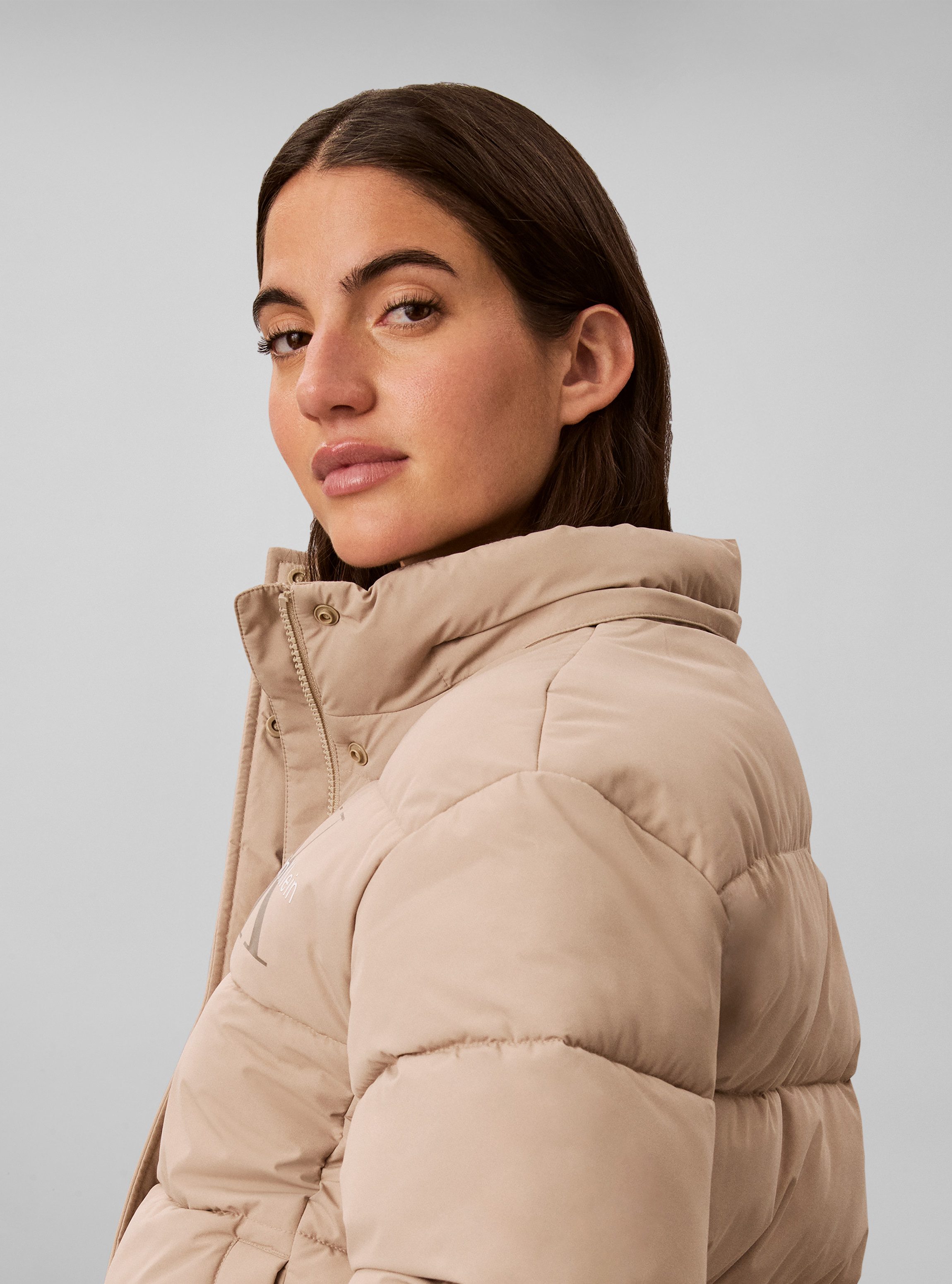 Calvin Klein Jeans Steppjacke MATTE MONOLOGO SHORT PUFFER Mit Kapuze, Logoschriftzug
