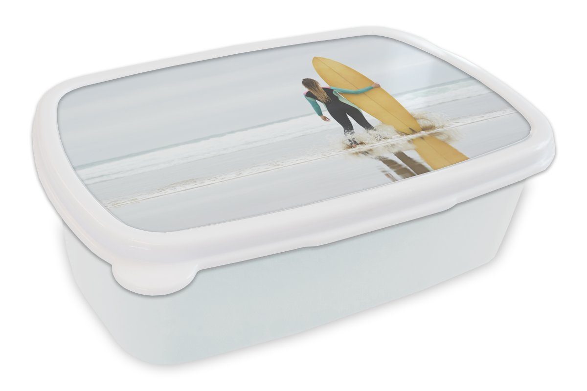 MuchoWow Lunchbox Weibliche Surferin steht neben dem Surfbrett, Kunststoff, (2-tlg), Brotbox für Kinder und Erwachsene, Brotdose, für Jungs und Mädchen weiß