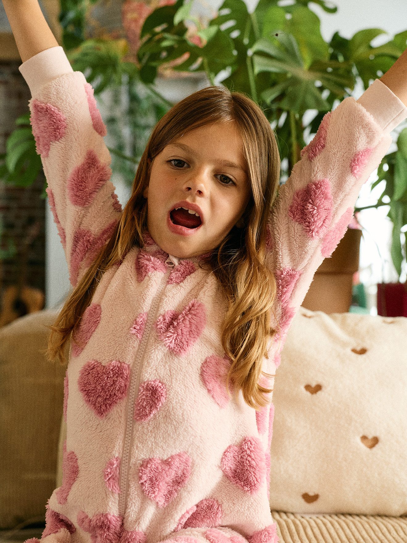 vertbaudet Schlafanzug Kinder Plüschoverall mit Herzen, Onesie – Bild 4 von 5