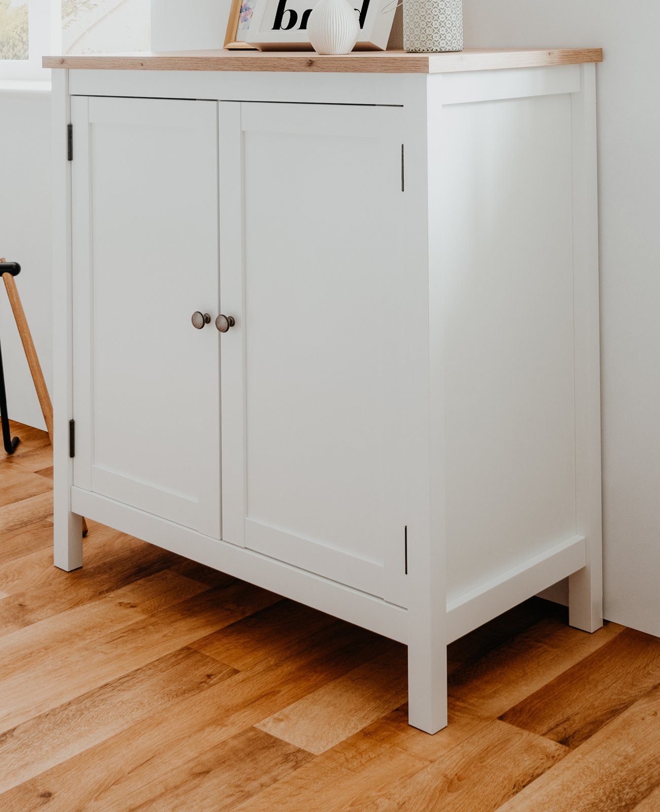 Furn.Design Kommode Vestland (in Landhaus weiß mit Eiche Artisan, 2-türig, 80 x 90 cm)