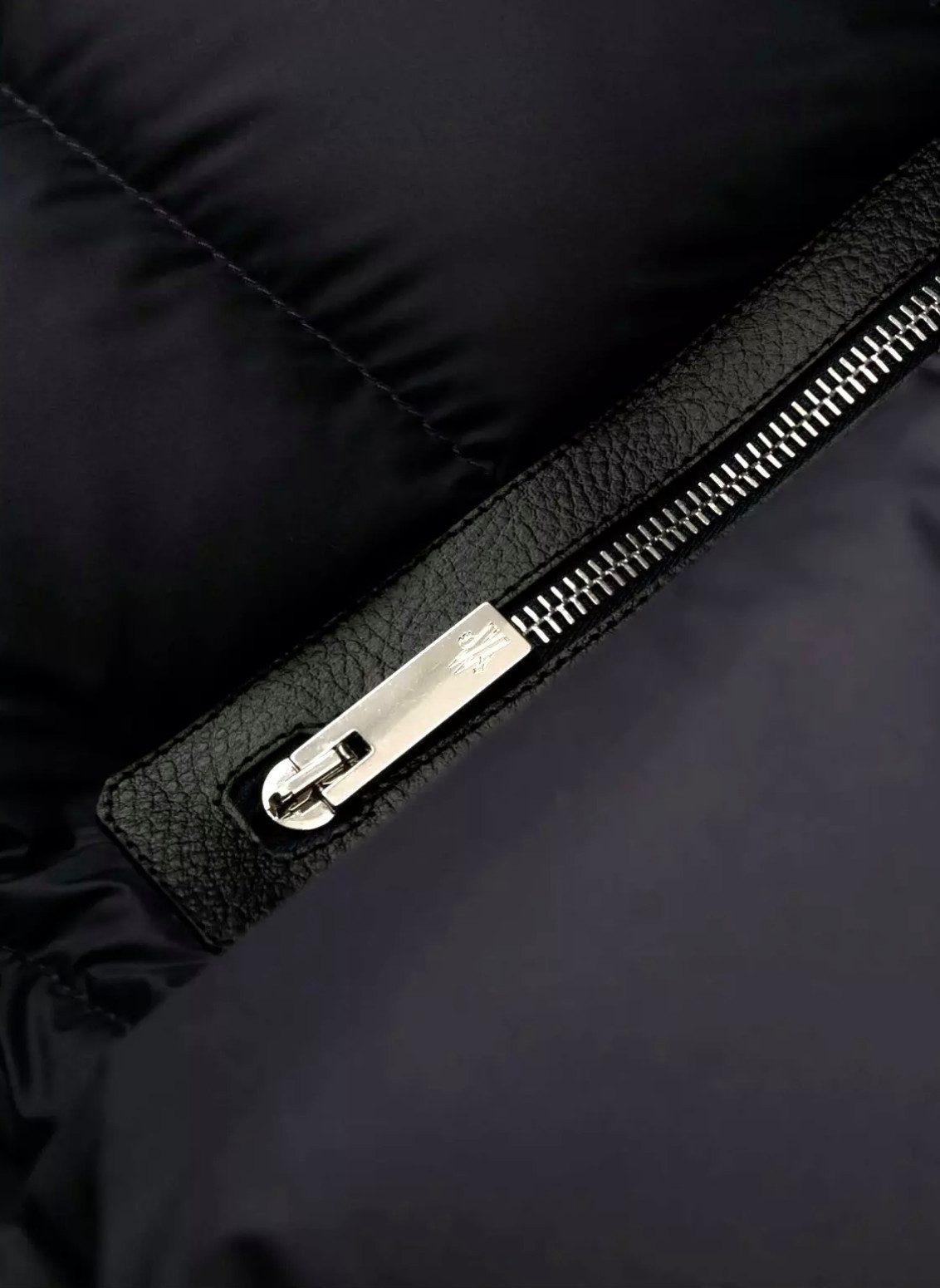 MONCLER Daunenjacke Bauges Mantel Bomber Parka mit Kapuze 4XL Zwei-Wege-Reißverschluss mit Druckknopf-Leiste