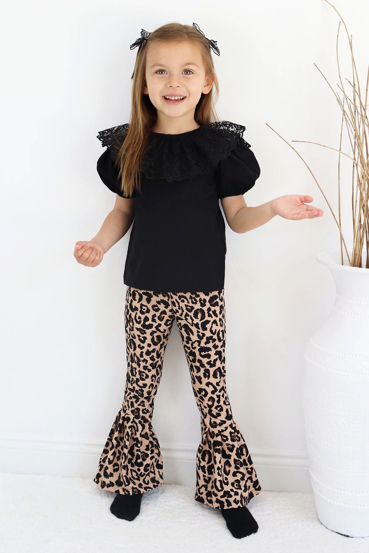 Shirt & Hose Set Bright - Hose mit Leopardenmuster, Bluse mit Spitze - Haarspangen