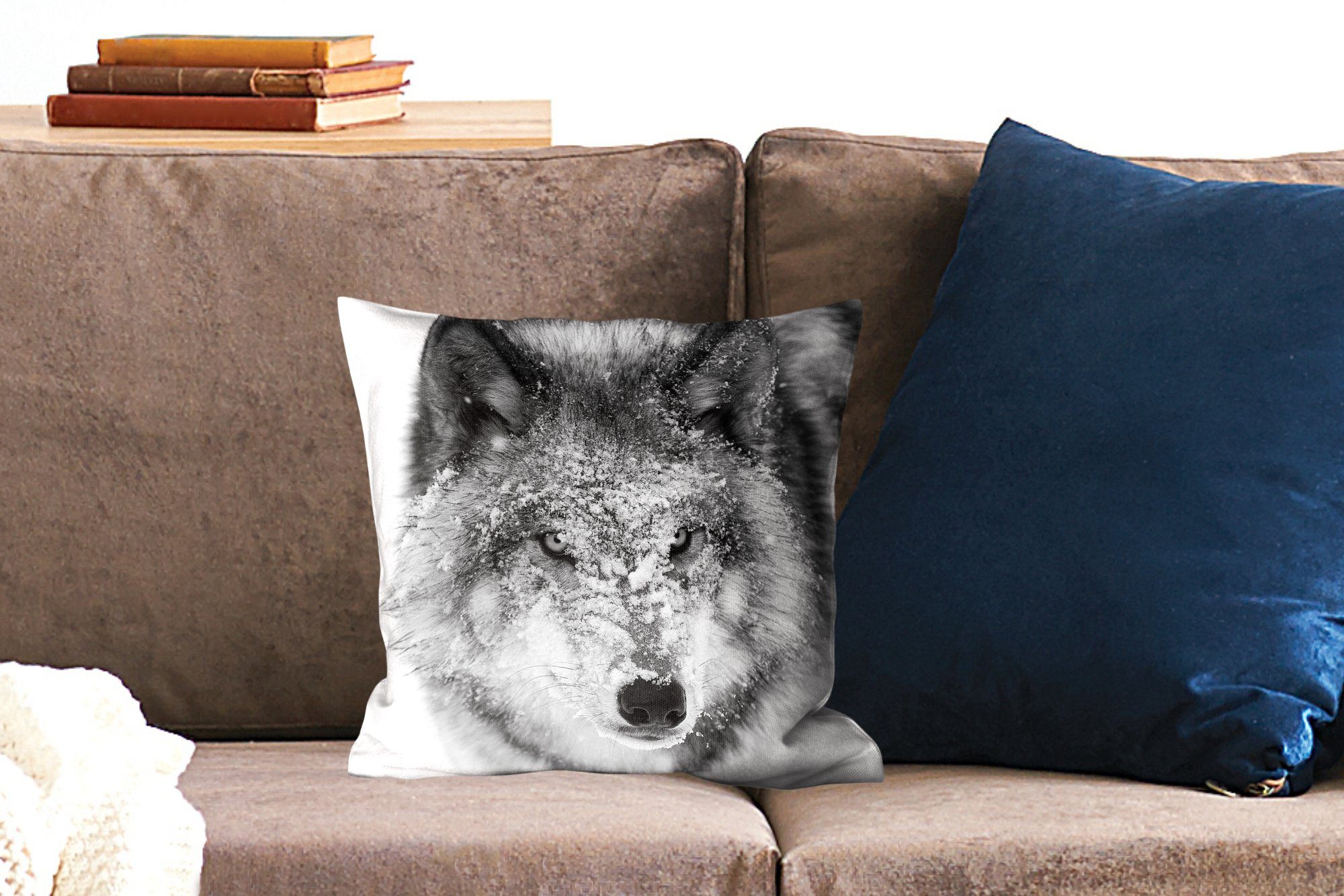 MuchoWow Dekokissen Wolf mit verschneitem Sofakissen in Schlafzimmer, Wohzimmer, mit für Zierkissen Deko, Füllung Kopf schwarz-weiß
