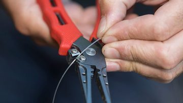 Fox Rage Anglerzange Fox Rage Belt Pliers Zange mit Hülle 18,5cm, Belt Pliers Zange mit Hülle, Hochqulitativer, seitlich öffnender Tungsten-Carbid-Schneider, Mit Profilriffelung in den Backen für zusätzlichen Halt beim Abhaken, Mit Klemmbereich zum Crimpen, Spitze der Zange als Werkzeug zum Öffnen von Sprengringen vorgesehen, Federmechanismus macht die Zange auch einhändig ganz einfach einsetzbar, Leichter, lang ausgezogener Handgriff für guten Halt und Nutzungskomfort, Ergonomische, gummierte und dank der leuchtend roten Farbe einfach zu sehende Griffüberzüge