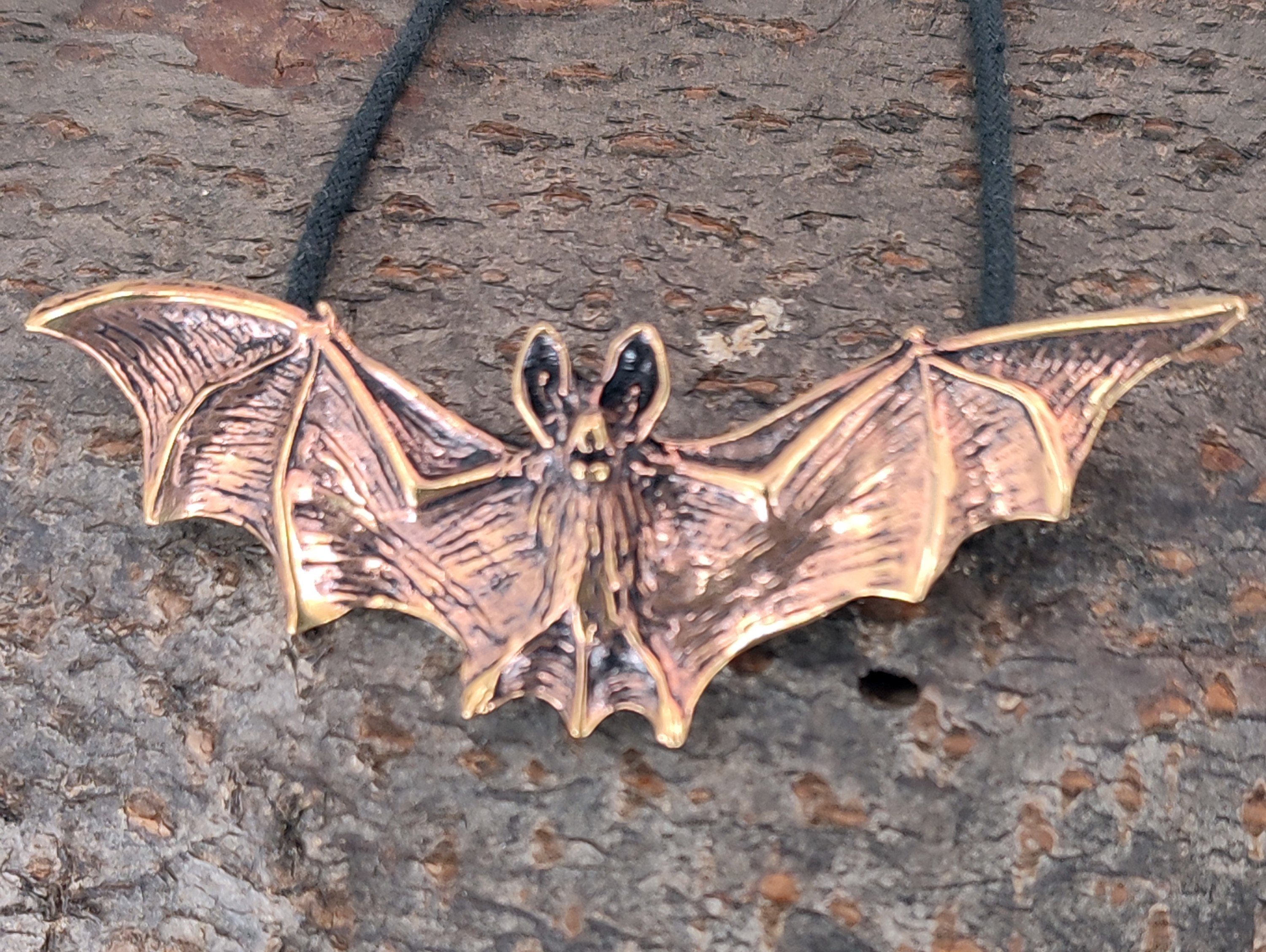 of Anhänger Fledermaus plastischer Kiss Gothic Vampir LARP Kettenanhänger großer Bronze Bat Leather