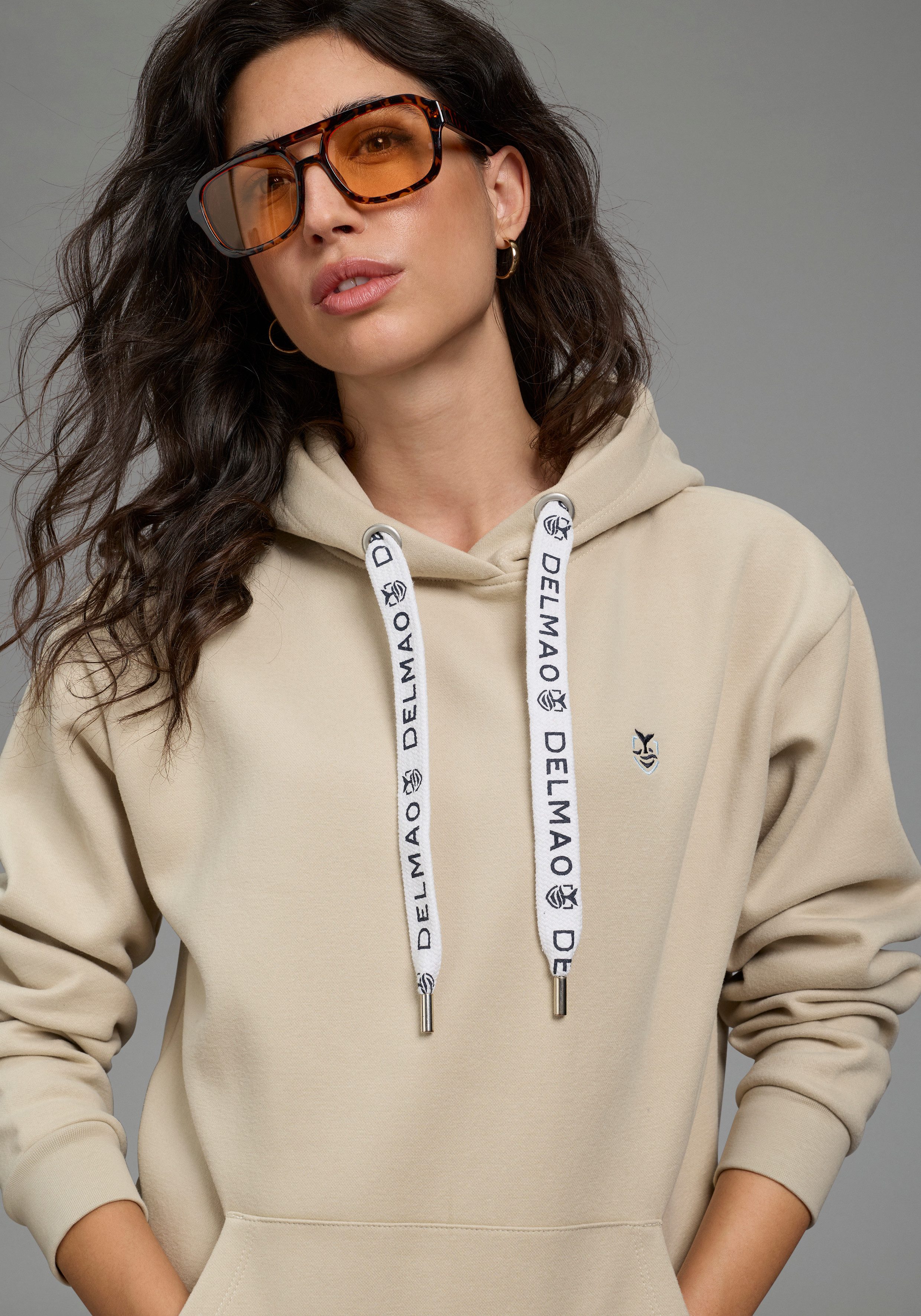 DELMAO Kapuzensweatshirt Weiche Baumwollmischung mit Kängurutasche und bedruckter Kordel. € 39,99, (€ 39,99 pro 1 Stk).