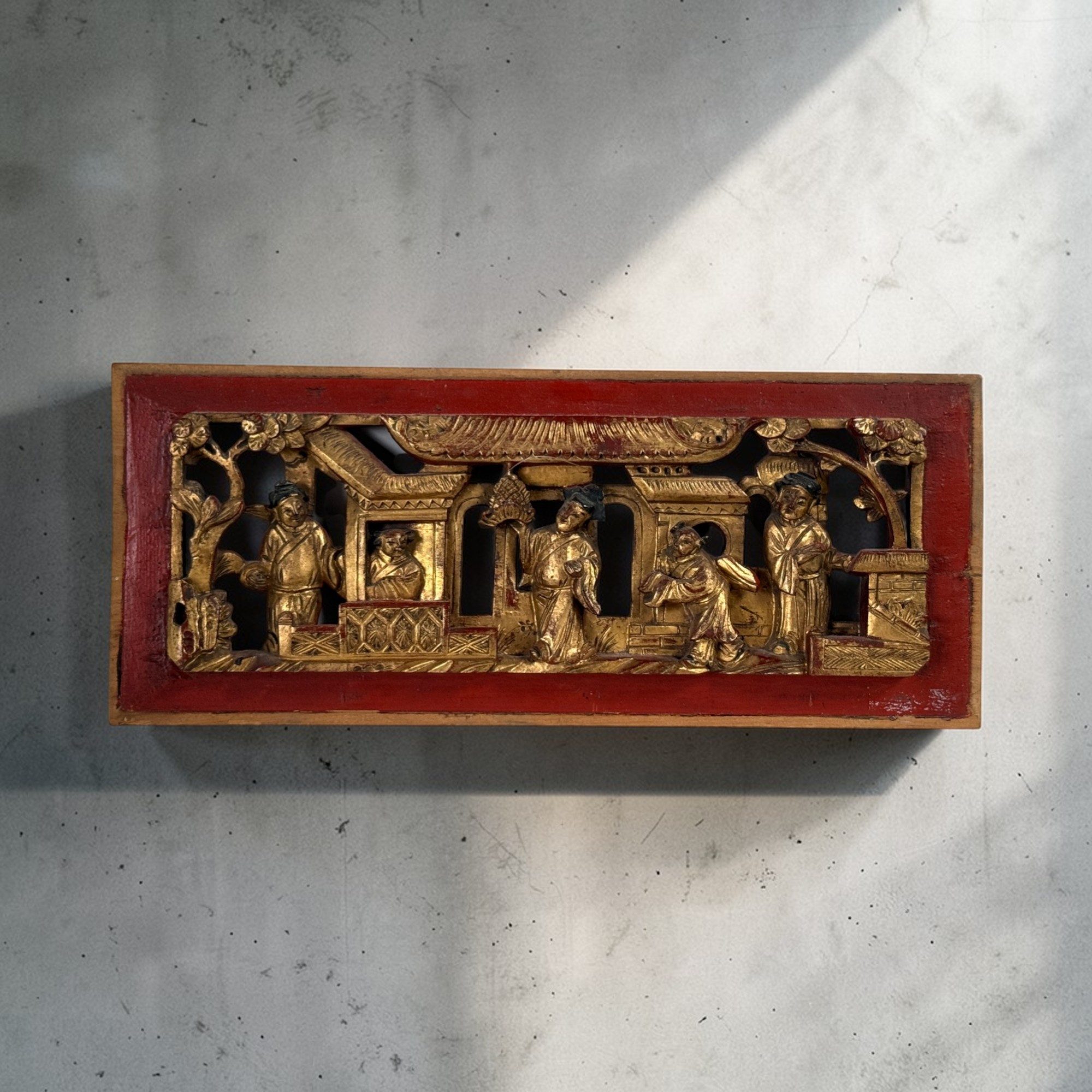 Asien LifeStyle Dekofigur Holzschnitzerei vergoldet – China Relief „Reise des Gelehrten“, 37 cm