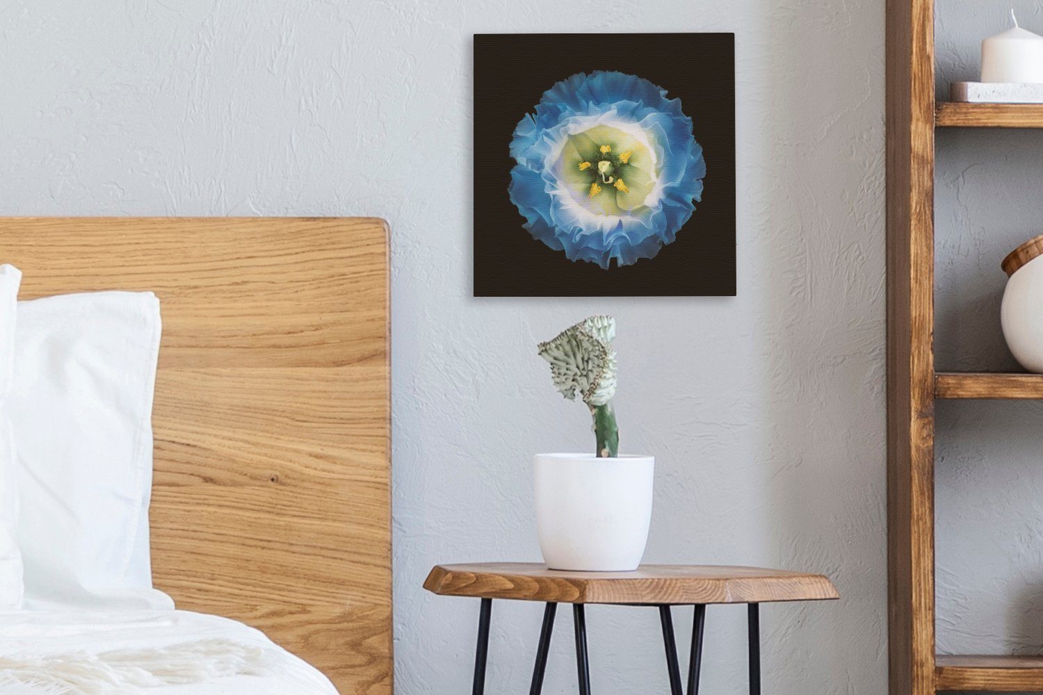 Eine Nahaufnahme OneMillionCanvasses® einer für (1 Leinwand Wohnzimmer Schlafzimmer blauen auf Blume Bilder schwarzem Leinwandbild St), Hintergrund,