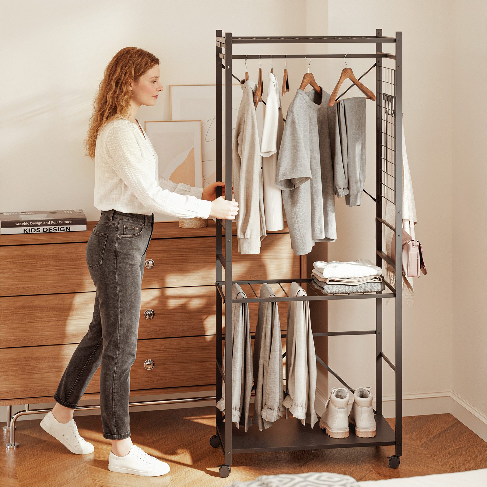 SoBuy Garderobenständer KLS22, Kleiderstange schwarz auf Rollen, mit Gitterwand und 2 Ablagen, (1er Set), Freistehend mit 5 Haken, stabil aus Stahl, für Flur oder Schlafzimmer