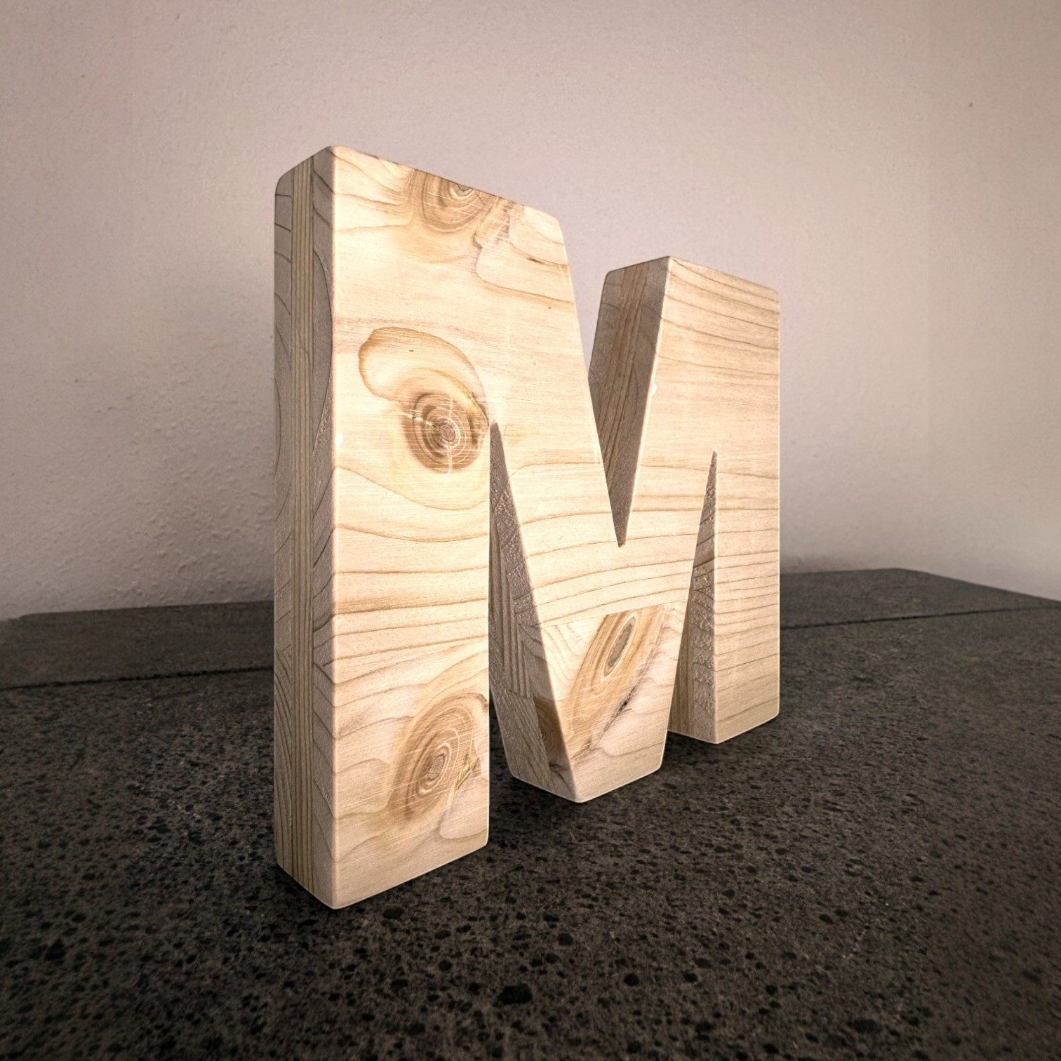 Zayno Deko-Buchstaben Holzbuchstabe "M" aus massivem Fichtenholz (Packung, 1 St., Fördert das Kennenlernen des Alphabetes), in liebevoller Handarbeit aus hochwertigem Fichtenholz gefertigt.