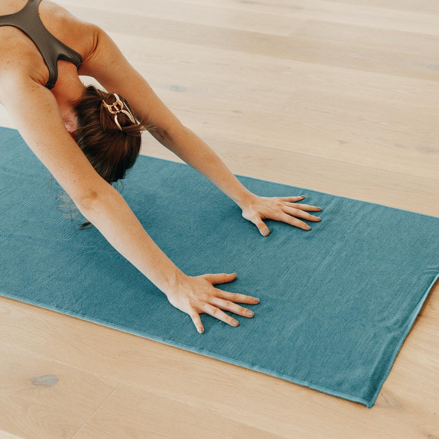 bodhi Sporthandtuch Yogatuch GRIP ² - Zweifarbig grau/aubergine – Bild 4 von 4