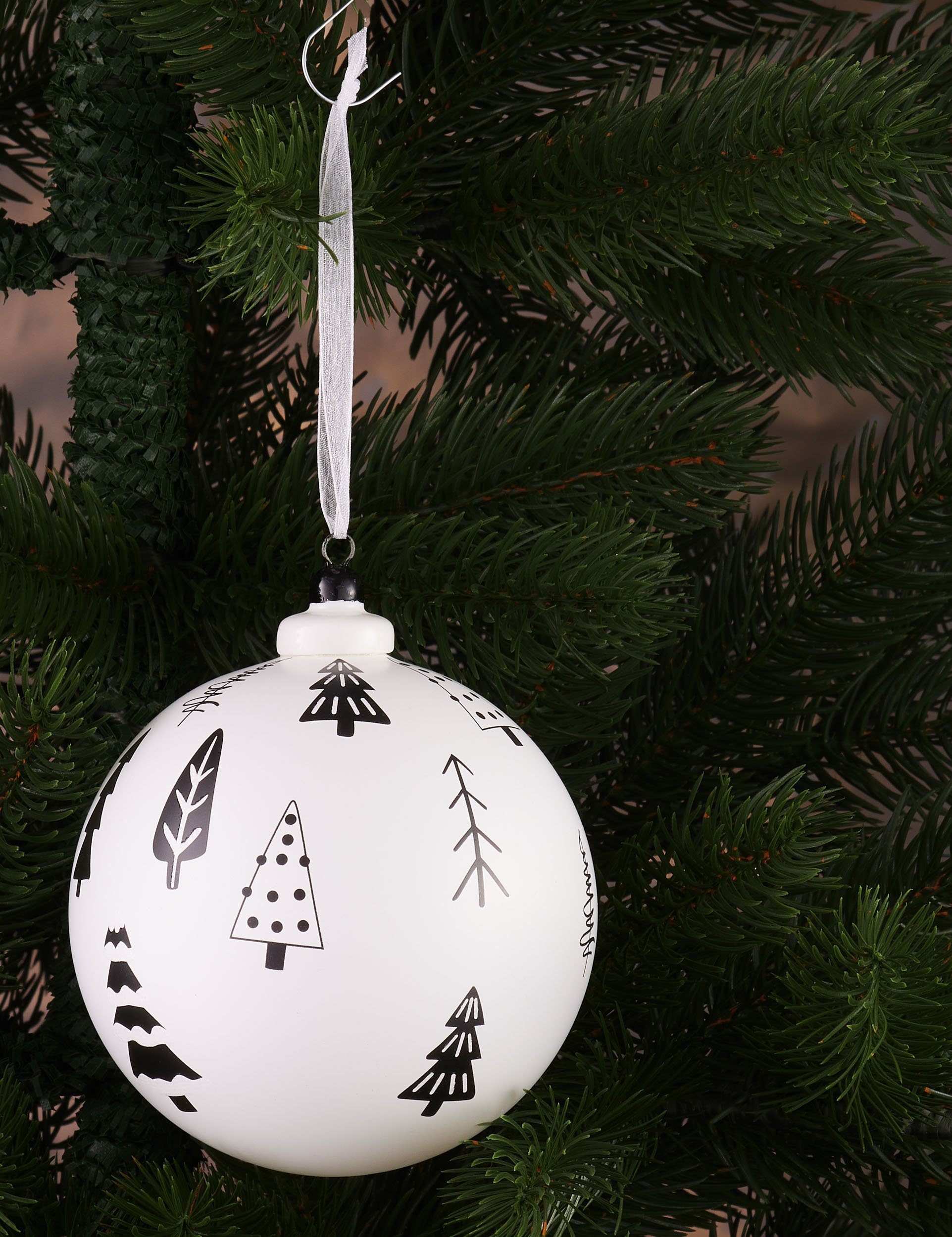 BRUBAKER Weihnachtsbaumkugel Premium Weihnachtskugel - Tannenbäumen Weiß oder Schwarz - Baumkugel (1 St), 10 cm Glas Weihnachtsbaumkugel - Matt und Handbemalt