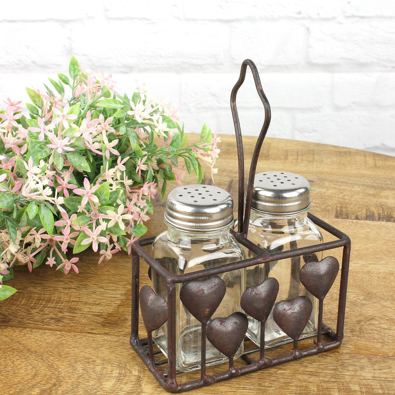 Macosa Home Salzstreuer & Pfefferstreuer Metall Herz Vintage-Stil Antik Braun Gusseisen, (Salz und Pfefferstreuer im Korb), Shabby Küchen Deko Pfeffstreuer Salzstreuer Gewürzstreuer