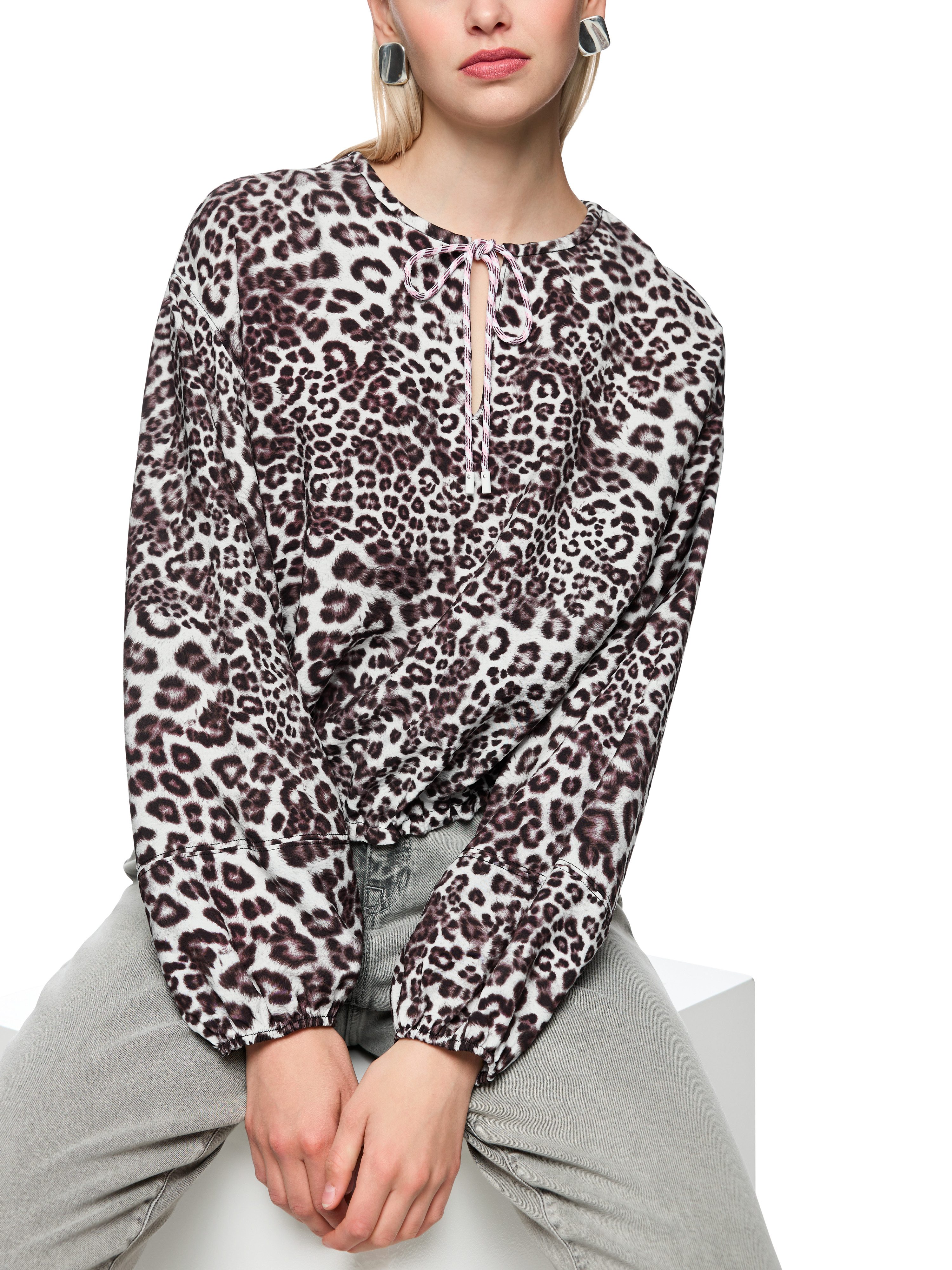 Marc Cain Schlupfbluse Mon Cherry Premium Damenmode mit Leo Print, mit Gummizug