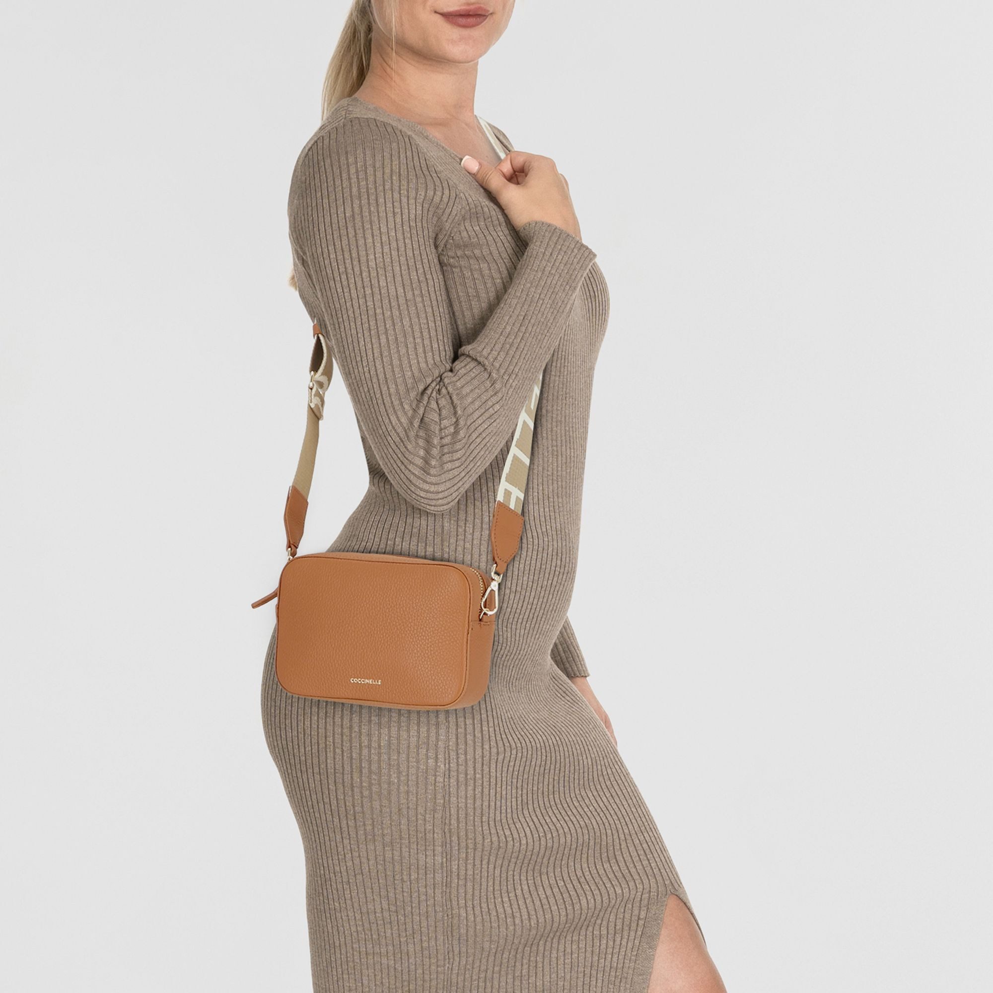 COCCINELLE Umhängetasche Tebe, Leder günstig online kaufen