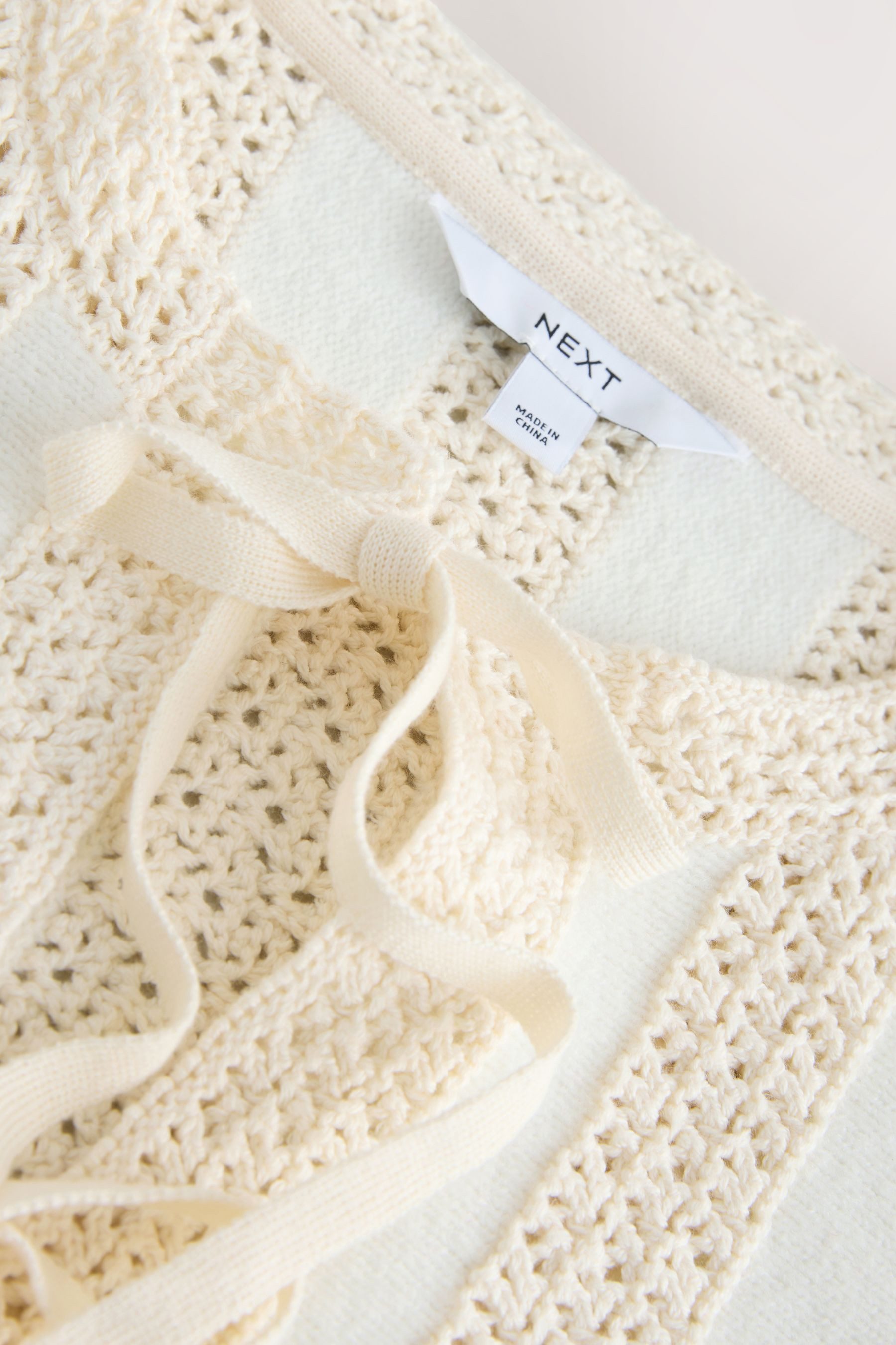 Next Strickjacke Strickjacke mit Häkelbesatz und Bindedetail (1-tlg) – Bild 3 von 5