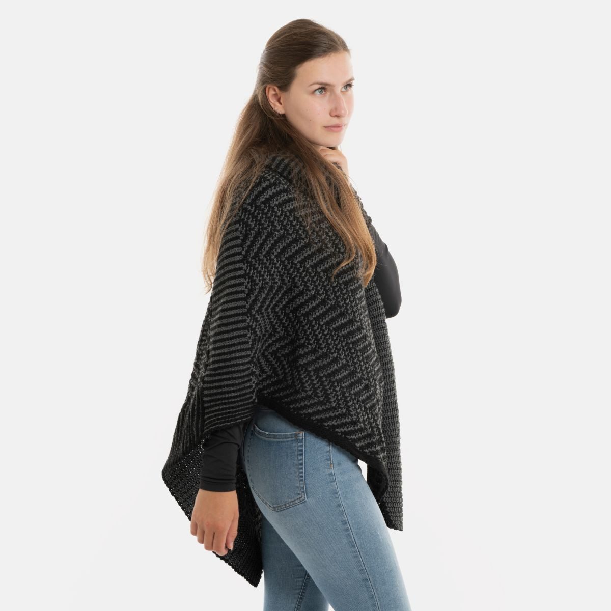 Knit Factory Poncho Amber Gestrickter Poncho Schwarz/Anthrazit (1-St) Strick Poncho für Frauen