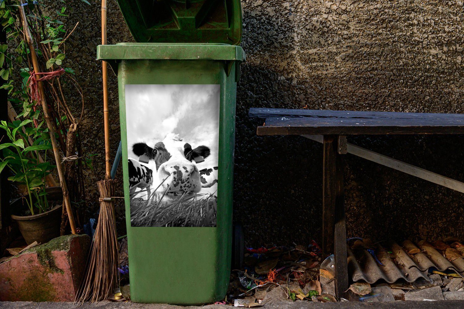 MuchoWow Wandsticker Kuh und - schwarz Nahaufnahme Mülleimer-aufkleber, weiß St), Sticker, Mülltonne, Container, Abfalbehälter (1