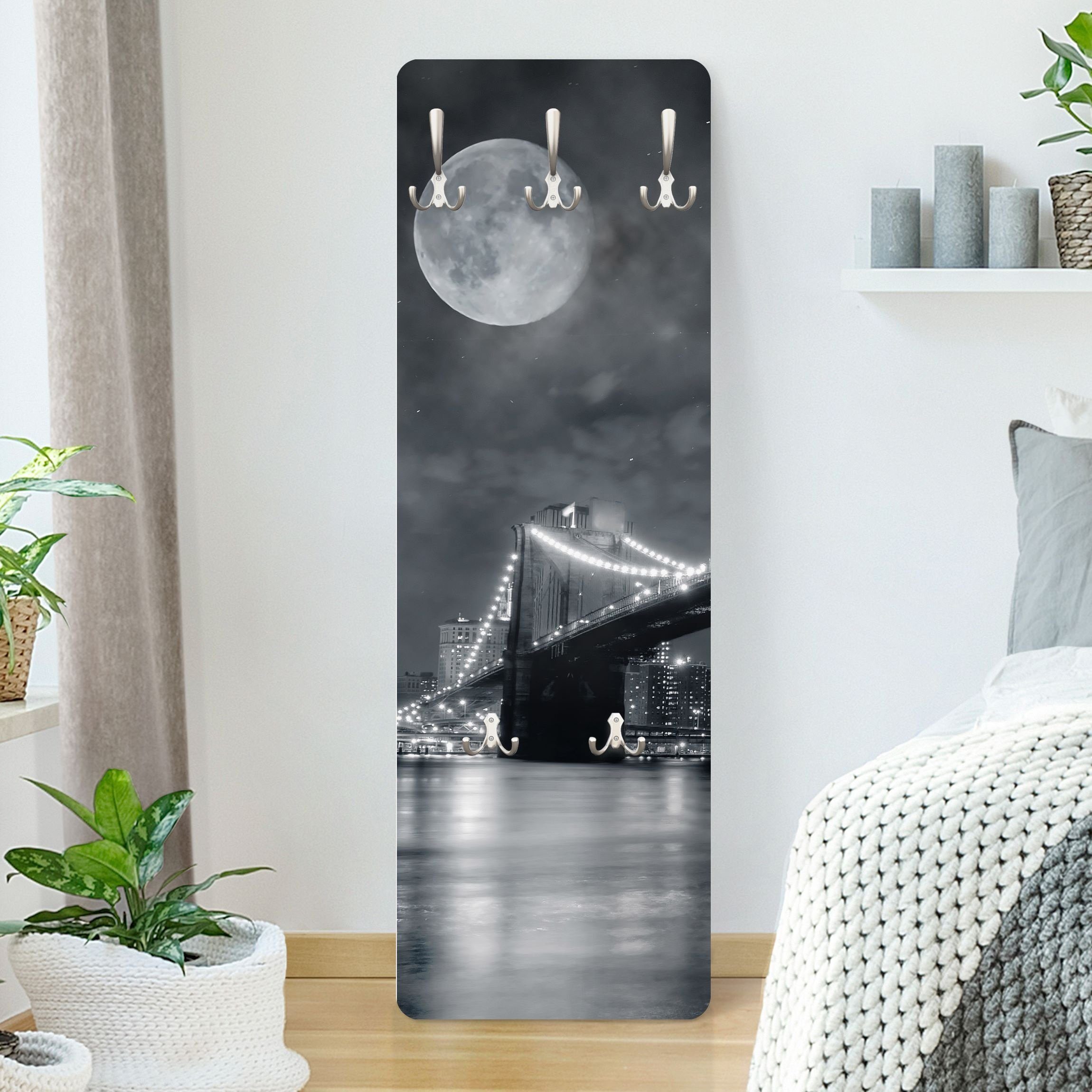 Bilderdepot24 Garderobenpaneel schwarz-weiß Schwarz Weiß Städte Skyline Manhattan Mysteries Design (ausgefallenes Flur Wandpaneel mit Garderobenhaken Kleiderhaken hängend), moderne Wandgarderobe - Flurgarderobe im schmalen Hakenpaneel Design