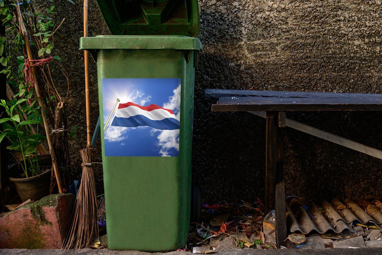 Wandsticker MuchoWow Abfalbehälter Flagge Sticker, der Mülleimer-aufkleber, Mülltonne, weht Die am St), Niederlande Container, Himmel (1