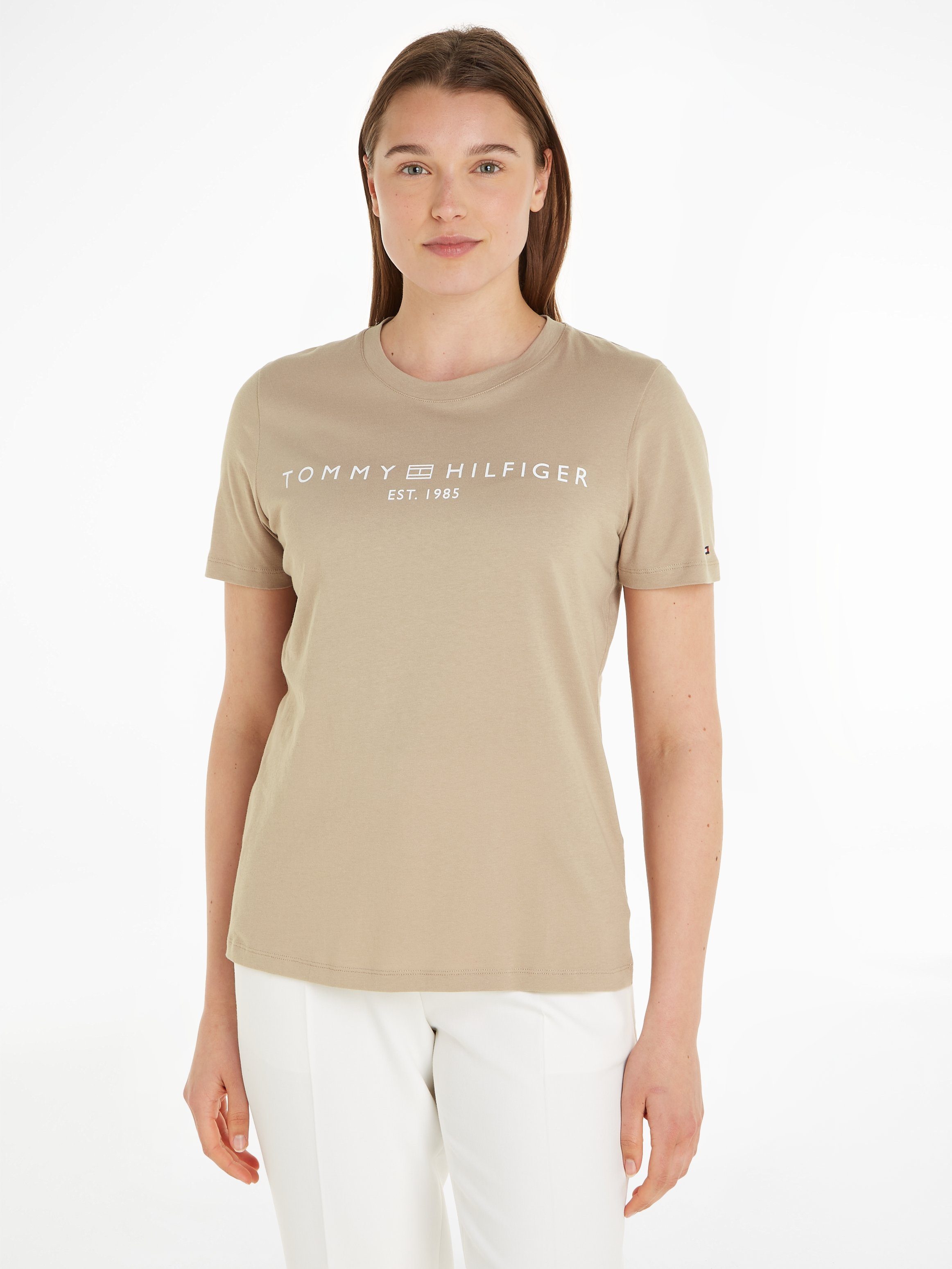 Tommy Hilfiger T-Shirt REG CORP LOGO C-NK SS mit Markenlabel auf der Brust beige