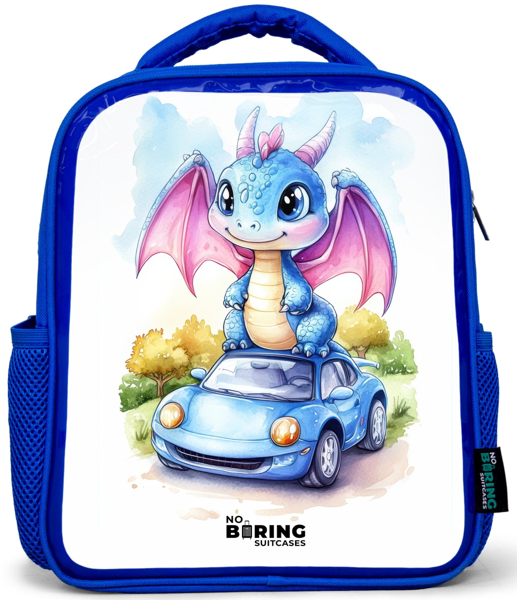 Baby-Drache auf blauem Auto in bewaldeter Landschaft