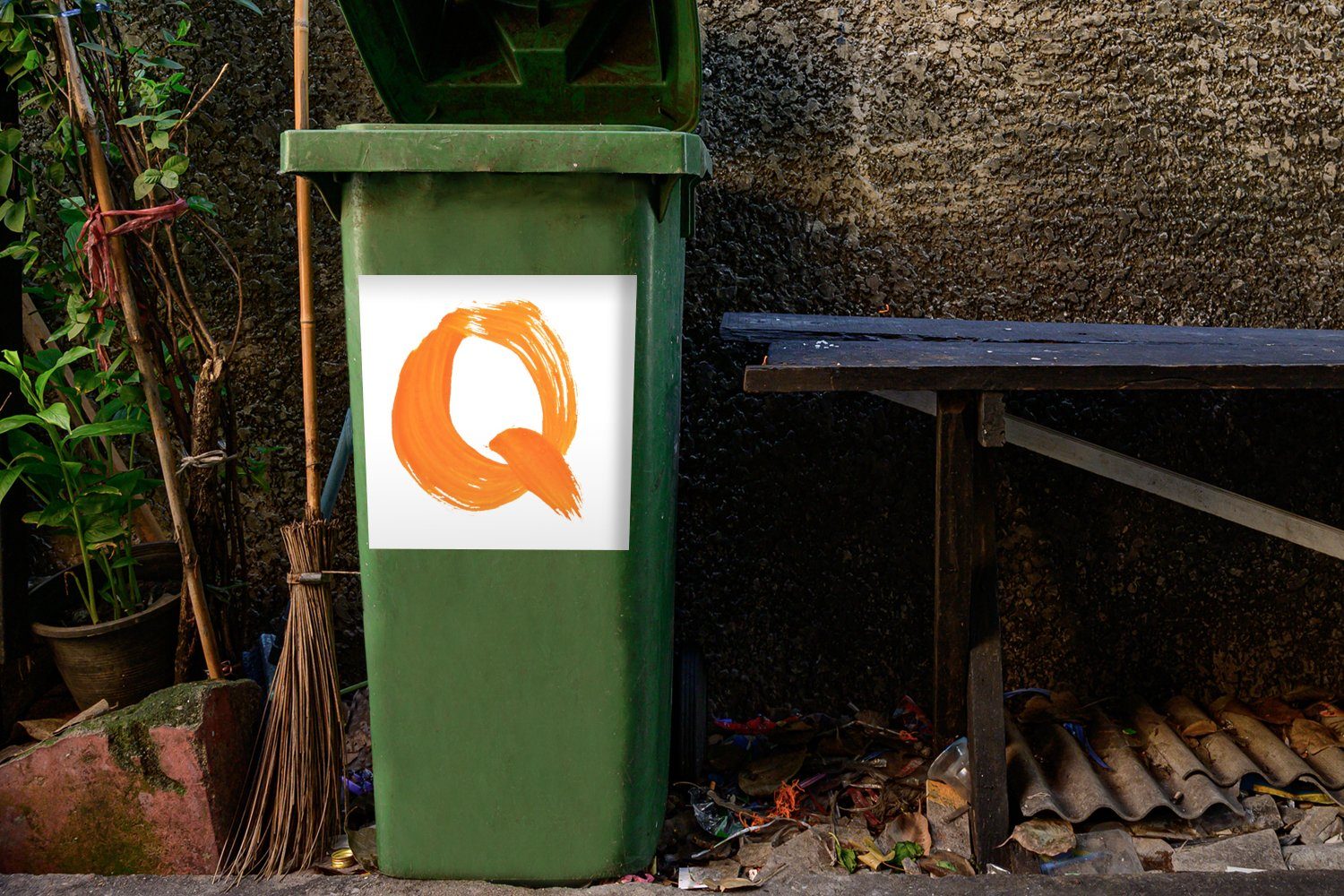 MuchoWow Wandsticker Ein orangefarbener Abfalbehälter Q Sticker, Buchstabe Mülltonne, Container, St), (1 Mülleimer-aufkleber