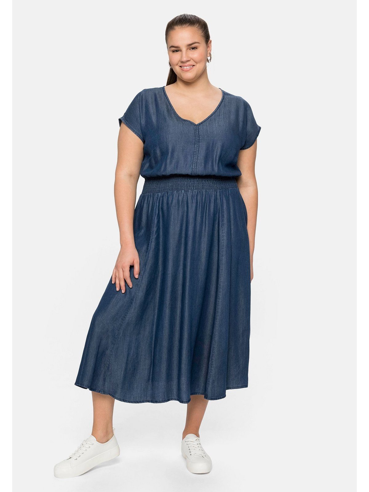 Sheego Sommerkleid Große Größen in Jeansoptik, in leicht glänzender Qualität