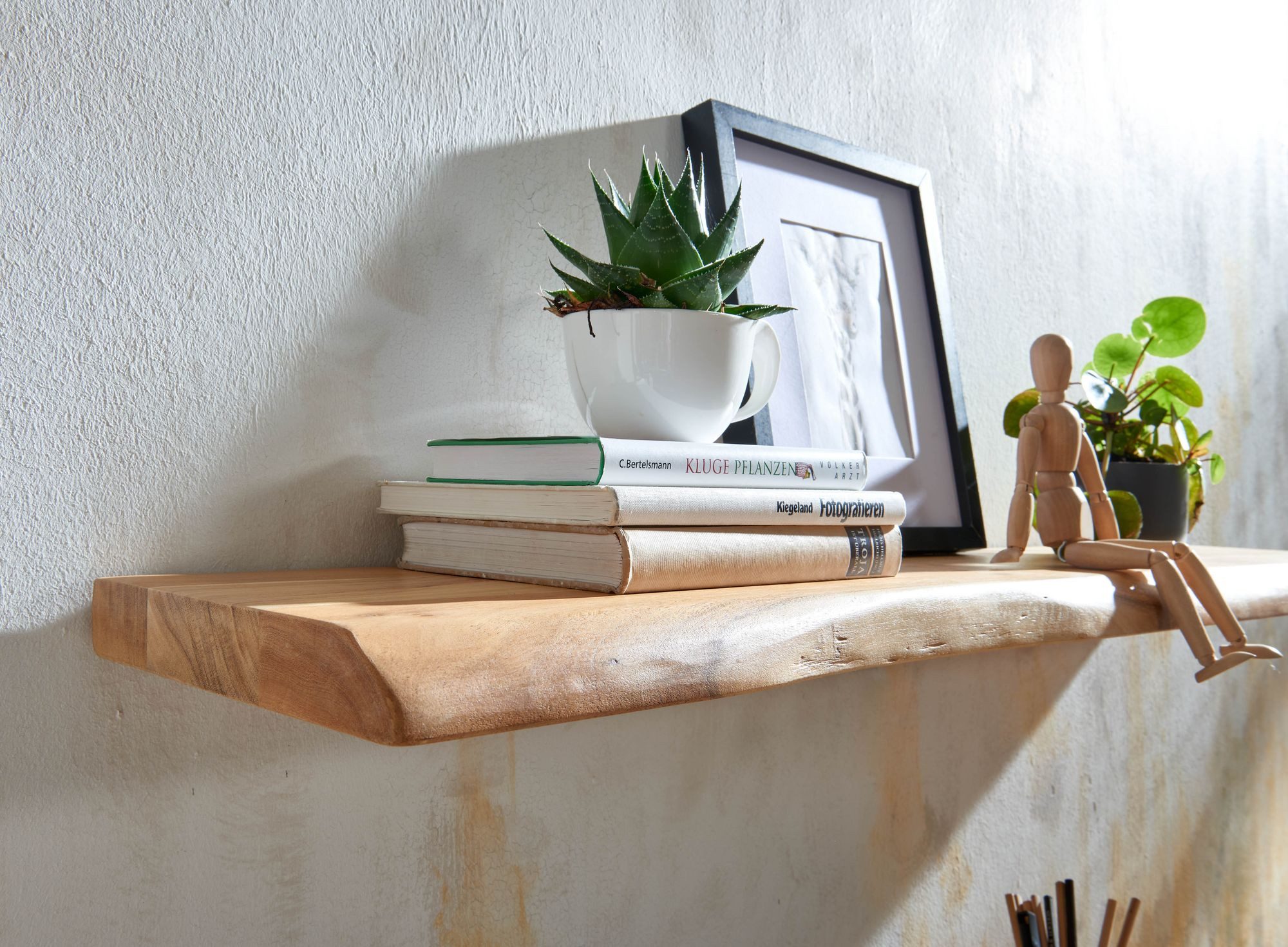 Wohnling Wandregal WL6.515 Baumkante Akazie Holz Design Schweberegal 120 cm Regal Massi, mit Baumkante Akazie Massivholz 120 cm hängend, Hängeregal schwebend, Schweberegal Wand Wohnzimmer