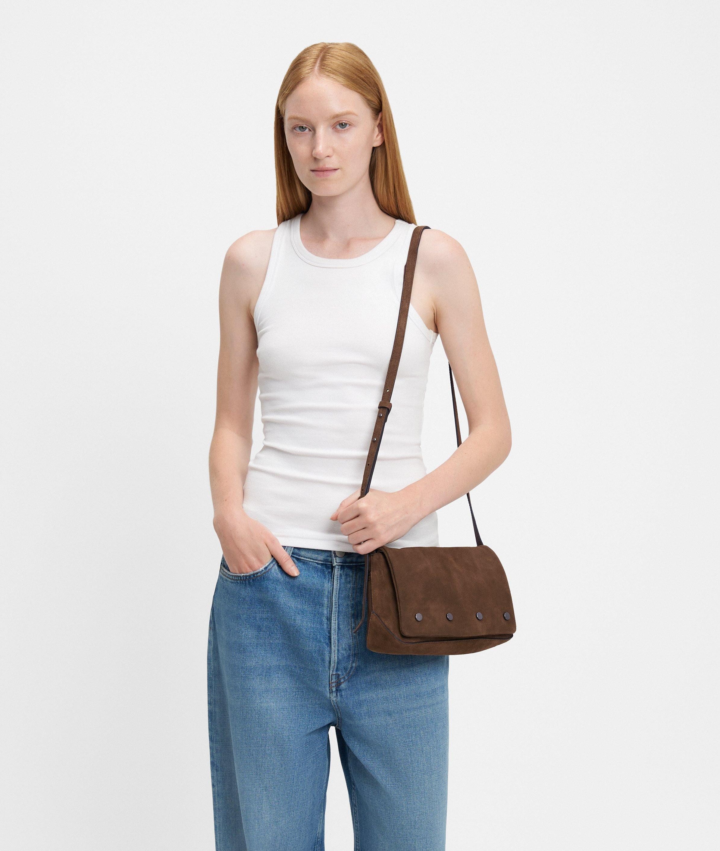 Liebeskind Berlin Umhängetasche Rive Crossbody S, Handliche Umhängetasche aus weichem Veloursleder
