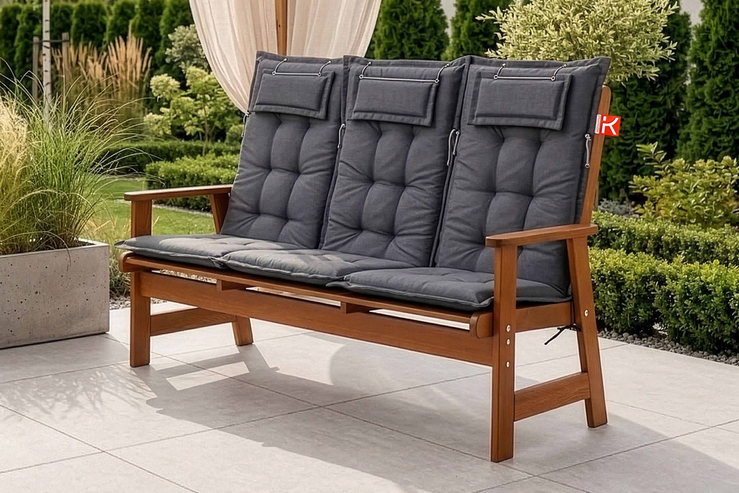 KONSIMO® Gartenbank ALCES Gartenbank Sitzbank, FSC-zertifiziert, handgefertigt (1x Sitzbank mit 3x Sitzkissen, Maße: 170x106x70 cm), hergestellt in der EU, massives Kiefernholz, 3-Sitzer