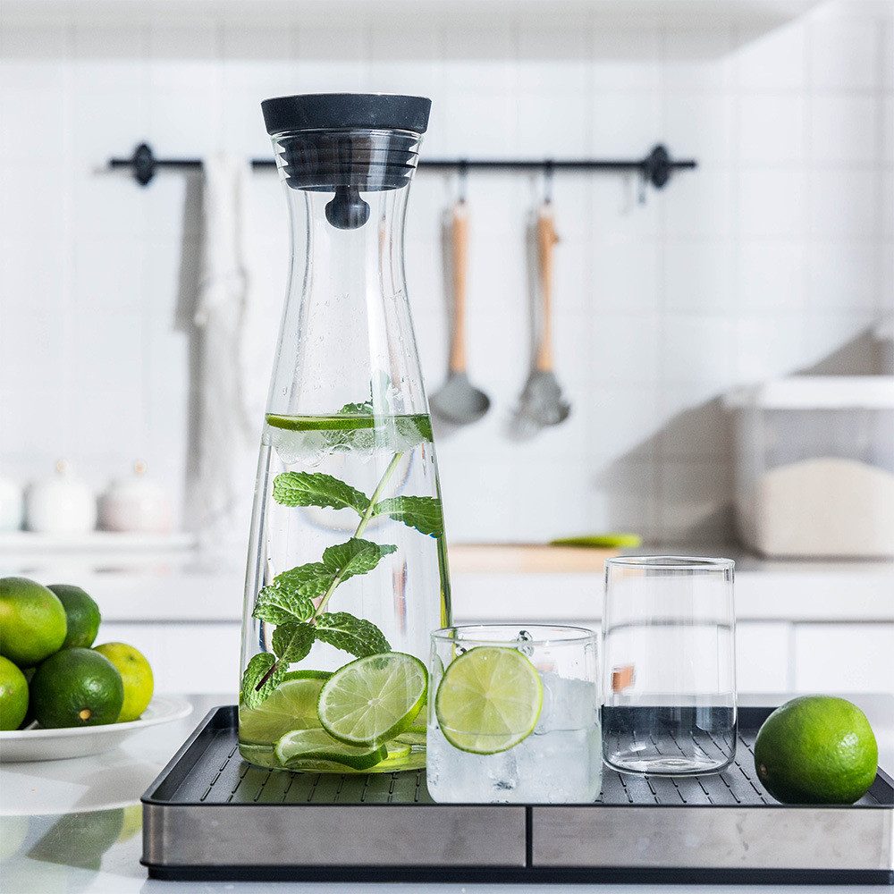 JASLIFE Wasserkaraffe Borosilikat Glas Karaffe mit Edelstahl-Ausgießer 800–1500 ml, 360° Ausgießen, tropffrei, leicht zu reinigen, modernes Design