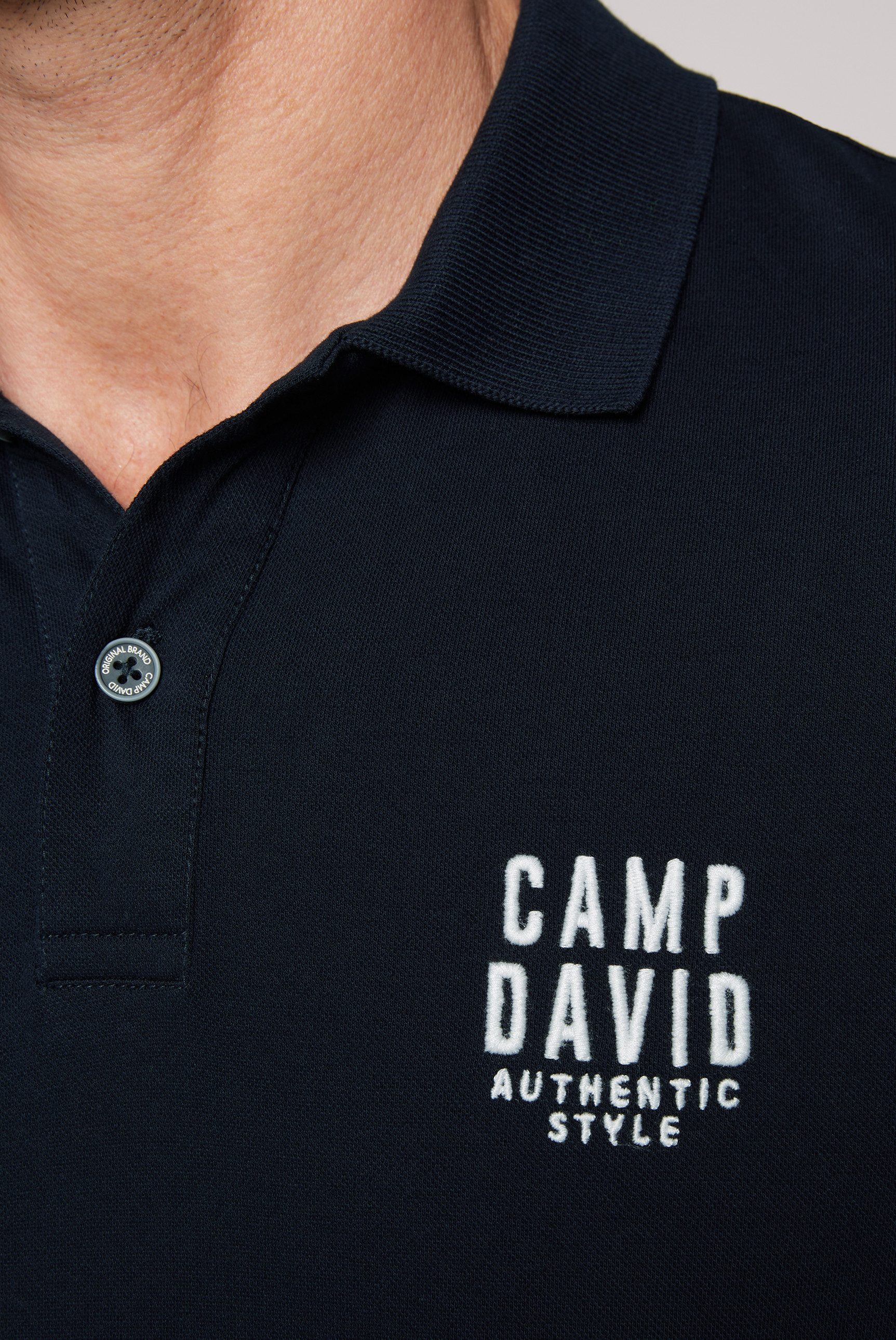 CAMP DAVID Poloshirt mit kleiner Logo-Stickerei auf Brusthöhe – Bild 4 von 5