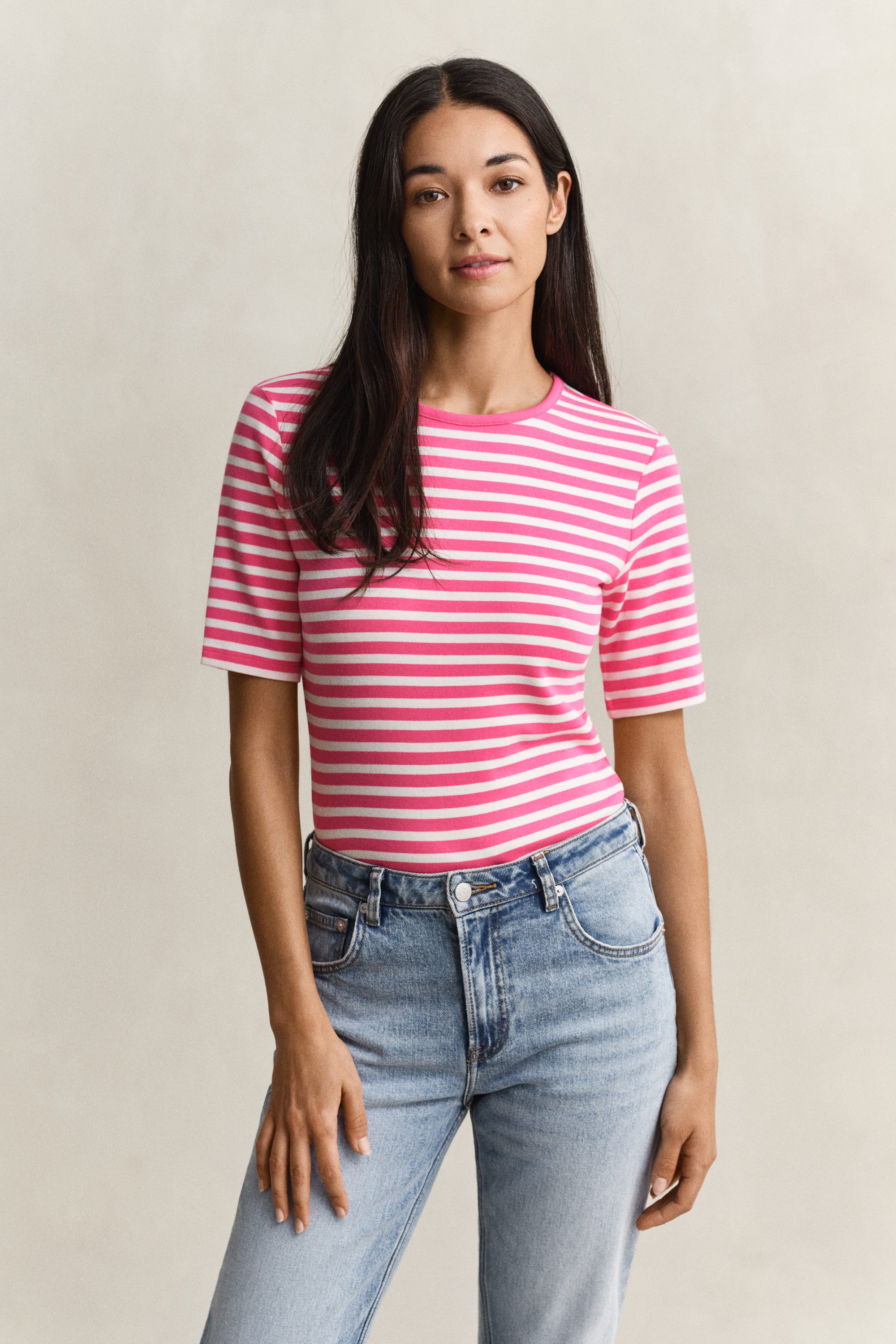 Gant T-Shirt SLIM STRIPED 1X1 RIBBED KA T-SHIRT mit dezentem Logoschriftzug am Ärmelabschluss
