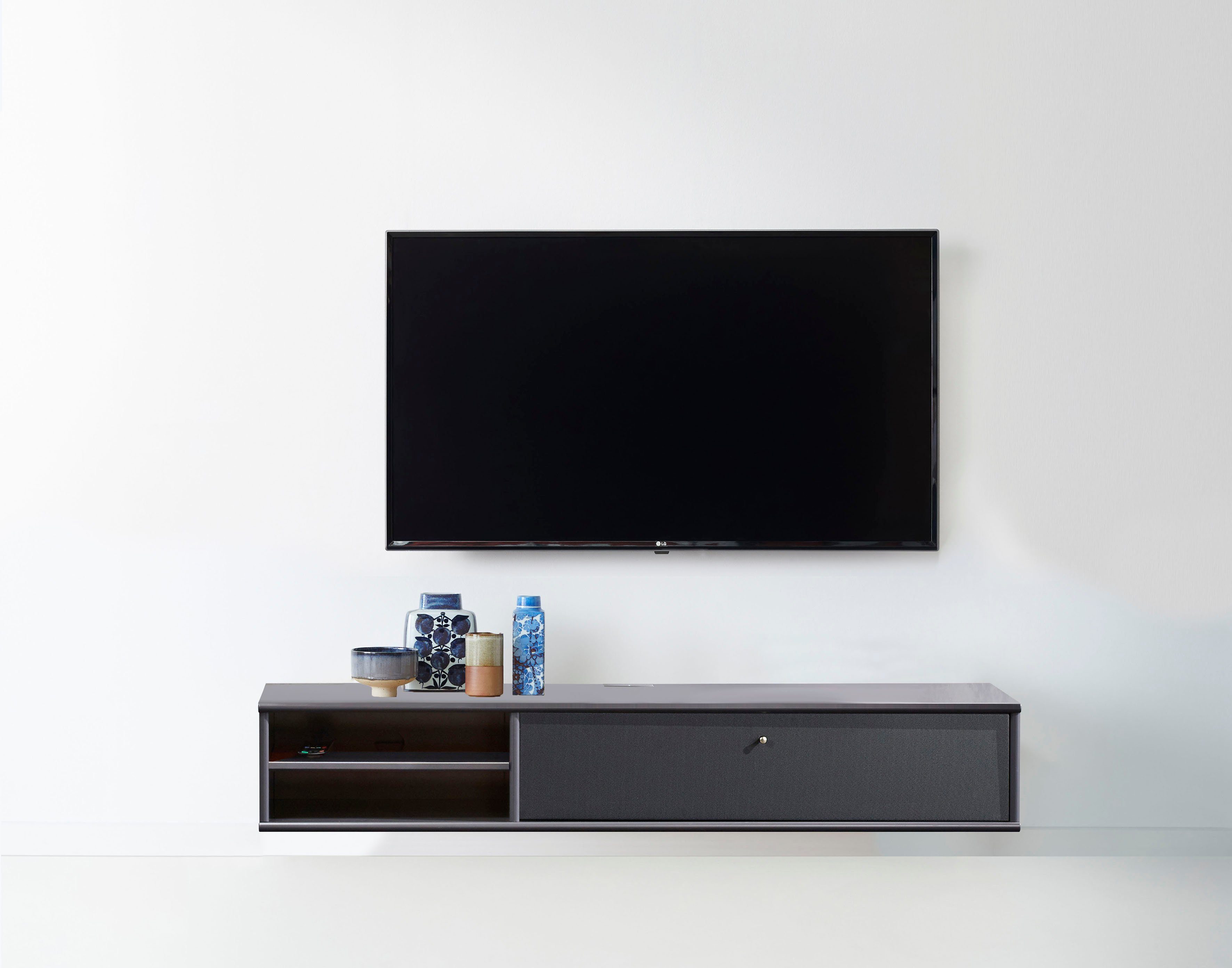 Lowboard, mit Hammel B: Hängend, 133 Furniture Mistral Kabeldurchführung, Medienmöbel, mit cm TV-Board Fernsehschrank, Klapptür Akustikstoff,