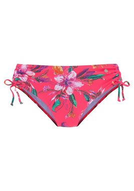 LASCANA Bikini-Hose Malia mit seitlicher Raffung mit tropischem Print