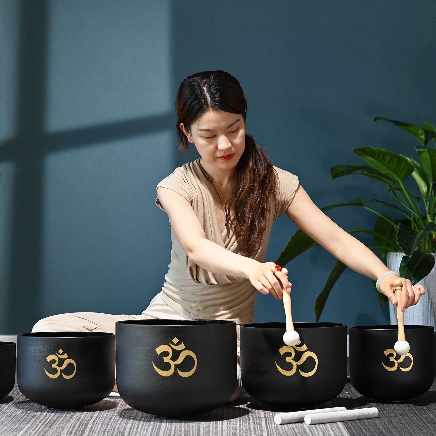 keepdrum Klangschalen keepdrum Klangschalen-Set OM Set Schwarz 6-12 Zoll mit Zubehör,Klangschalen, 7-teiliges Quarz-Klangschalen Set