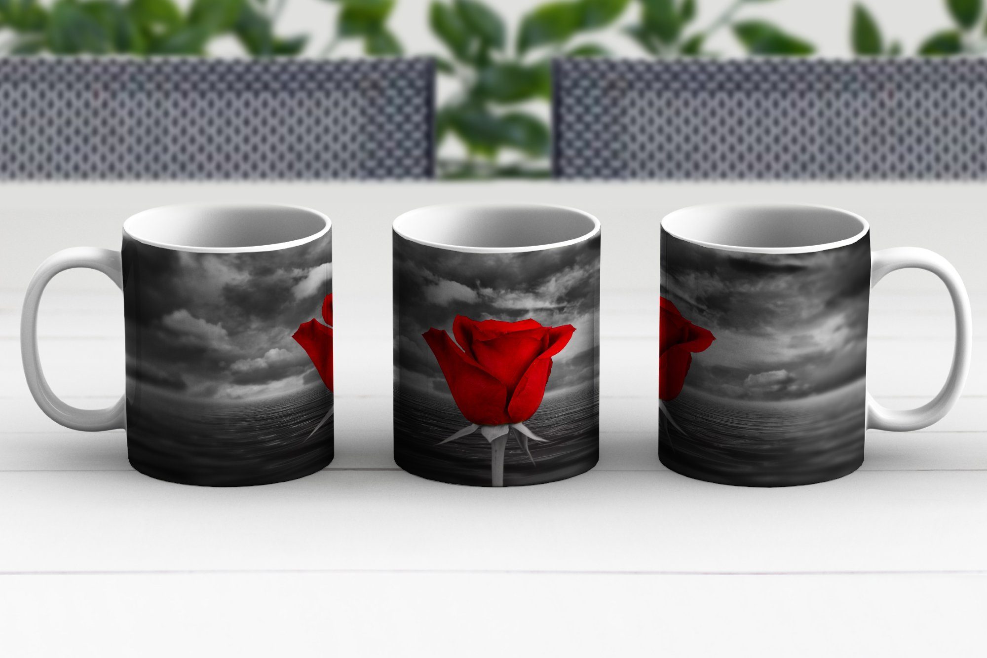 Geschenk Kaffeetassen, Becher, vor Keramik, und einer roten einem Rose Tasse MuchoWow Schwarz-Weiß-Fotografie Meer einem, Teetasse, Teetasse,